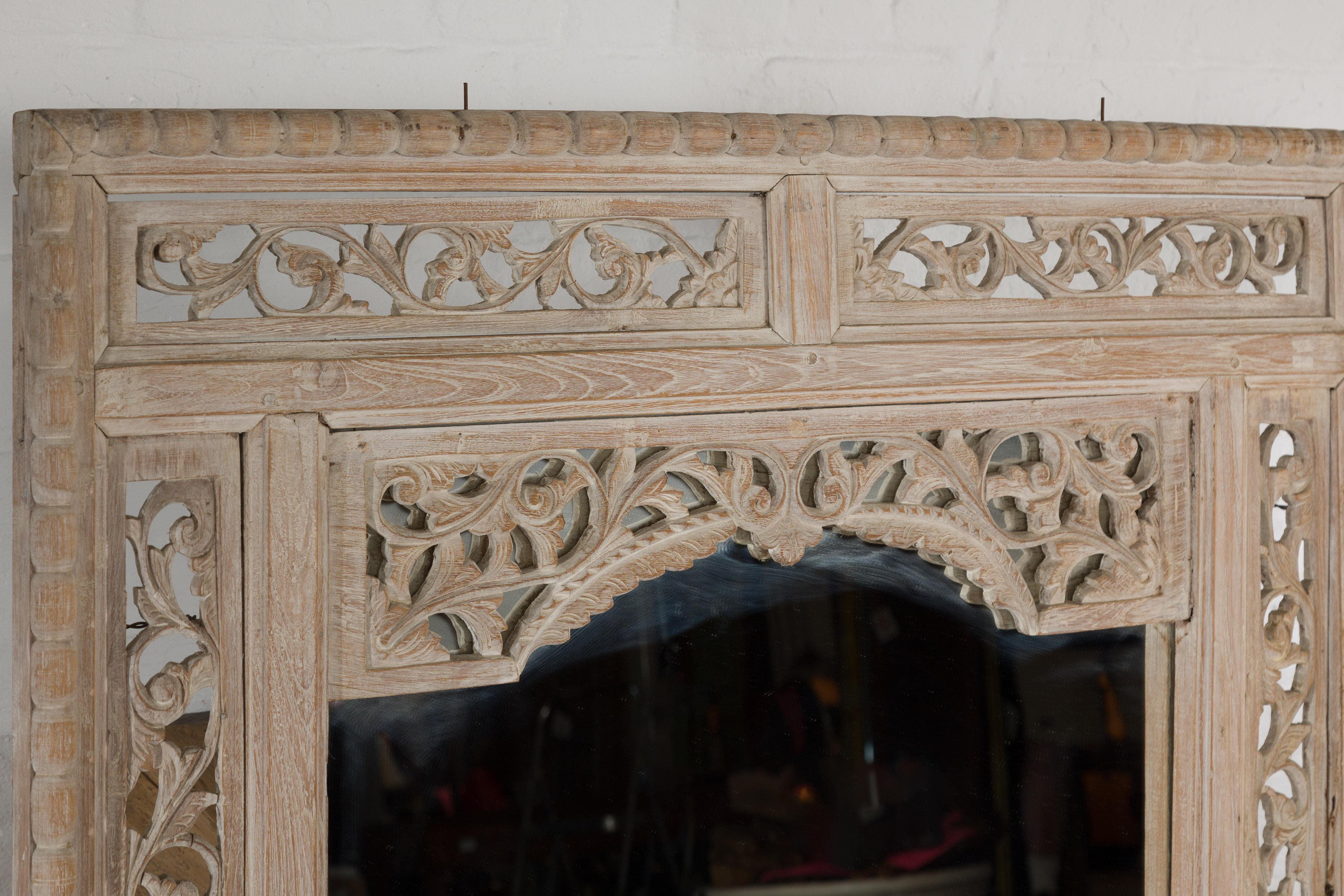 Antique Mirror du 19ème siècle avec cadre en bois sculpté en vente 2