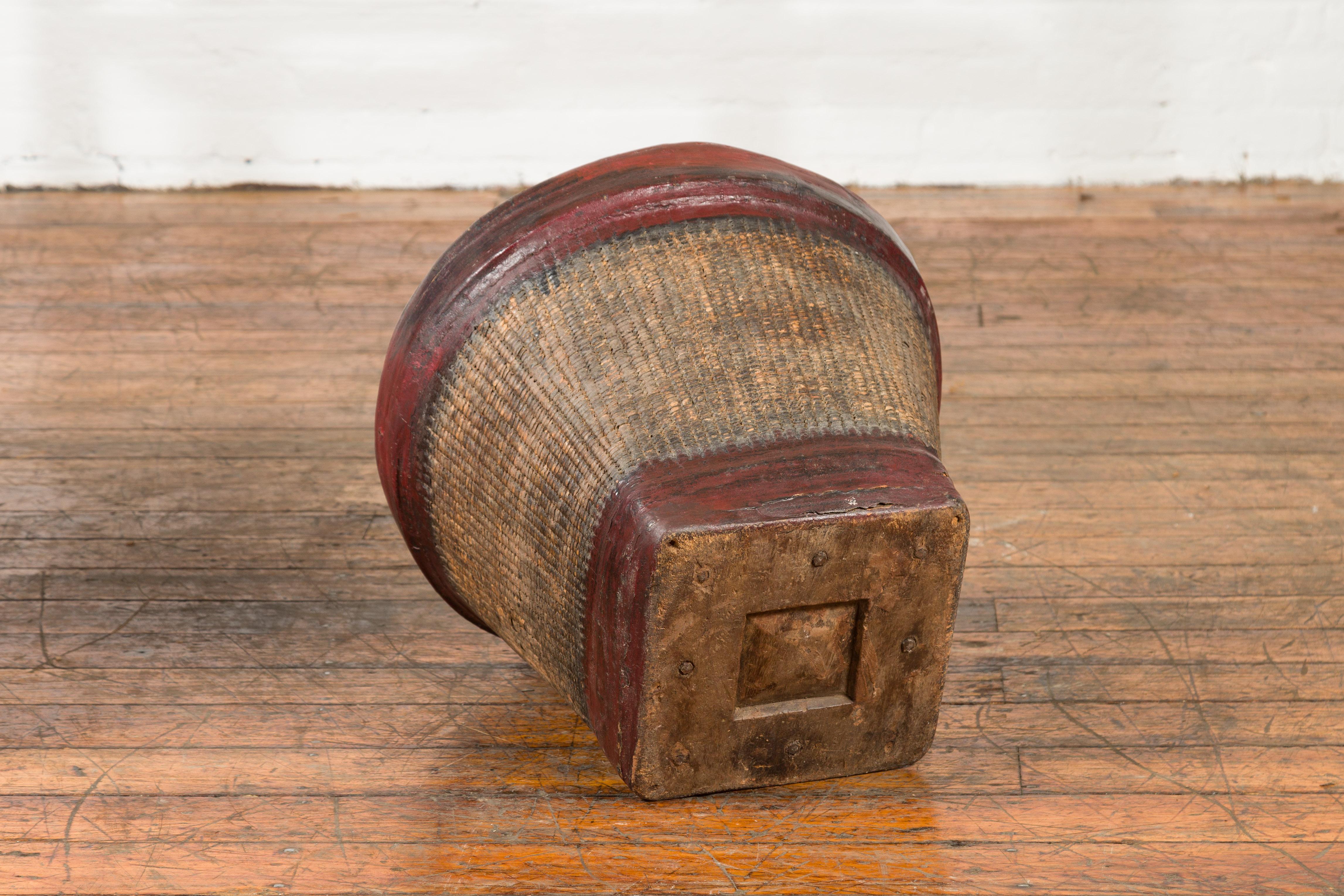 Thai 19th Century Rustic Hand-Woven Rattan Rice Basket with Red Rim For Sale 3