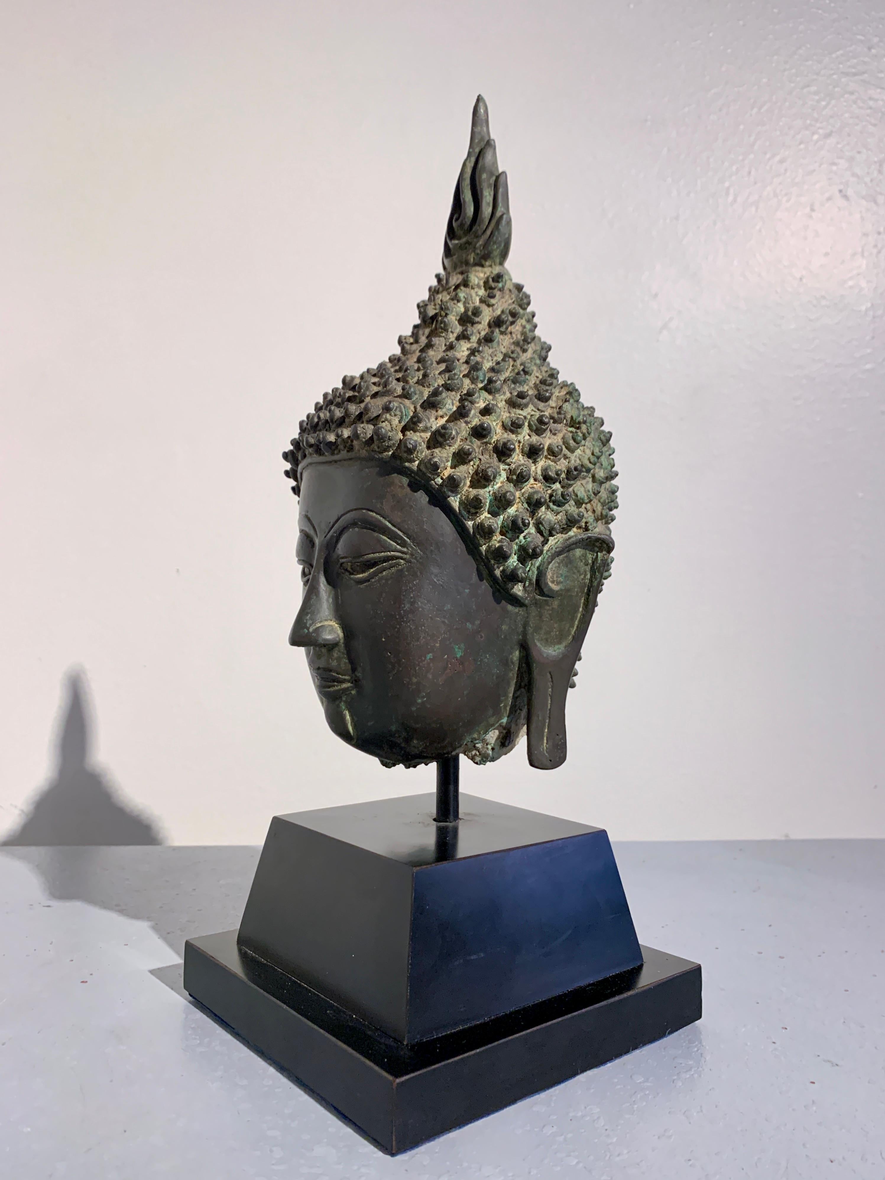 XIXe siècle Tête de Bouddha thaïlandaise Ayutthaya en bronze, style U-Thong C, 18e/19e siècle, Thaïlande en vente