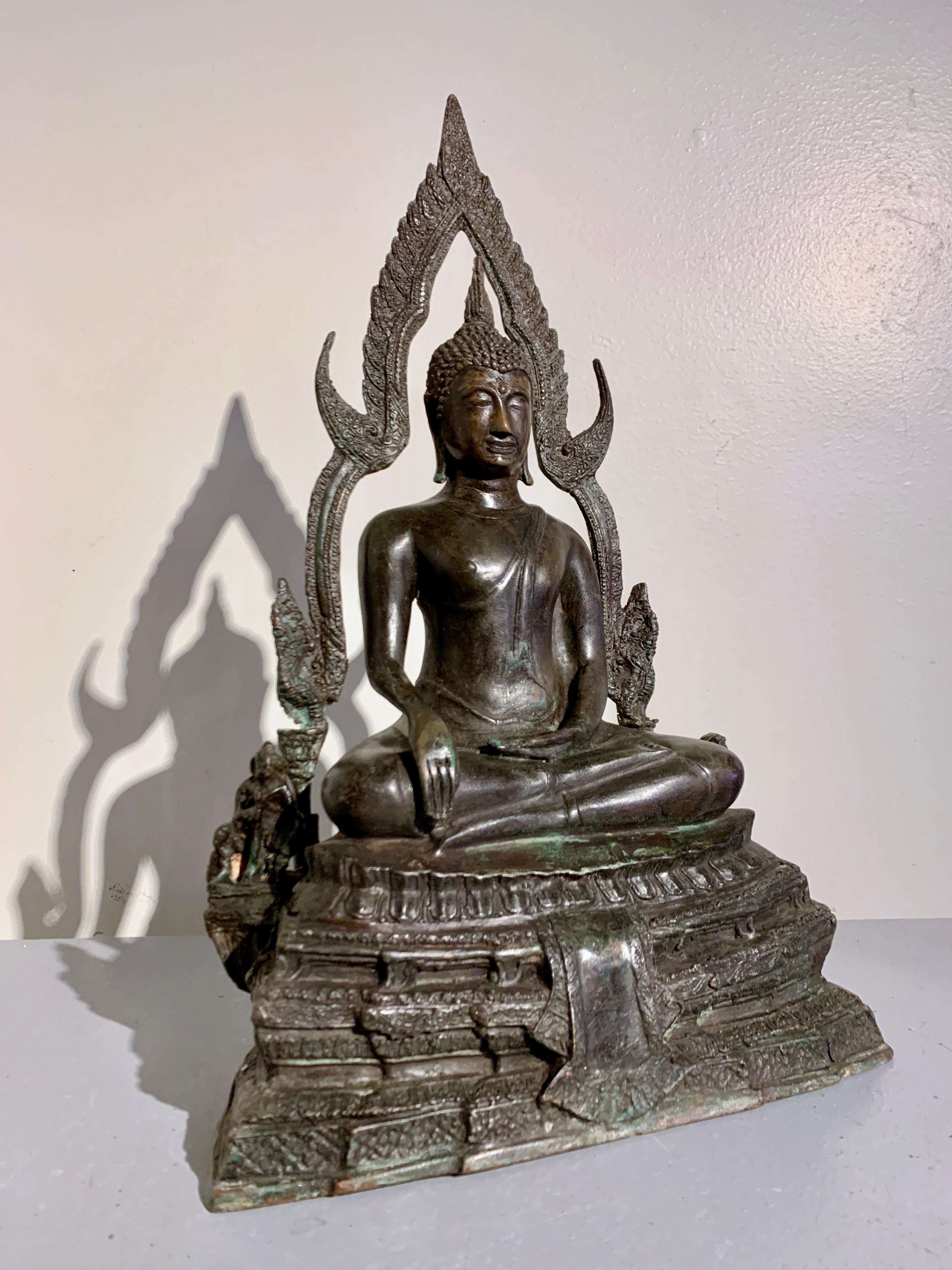 Eine gut gegossene Bronzereproduktion des berühmten goldenen Buddha, bekannt als Para Puttha Chinnarat, im Wat Phra Si Rattana Mahathat, Mitte des 20. Jahrhunderts, Thailand.

Eine originalgetreue Nachbildung des berühmten thailändischen sitzenden