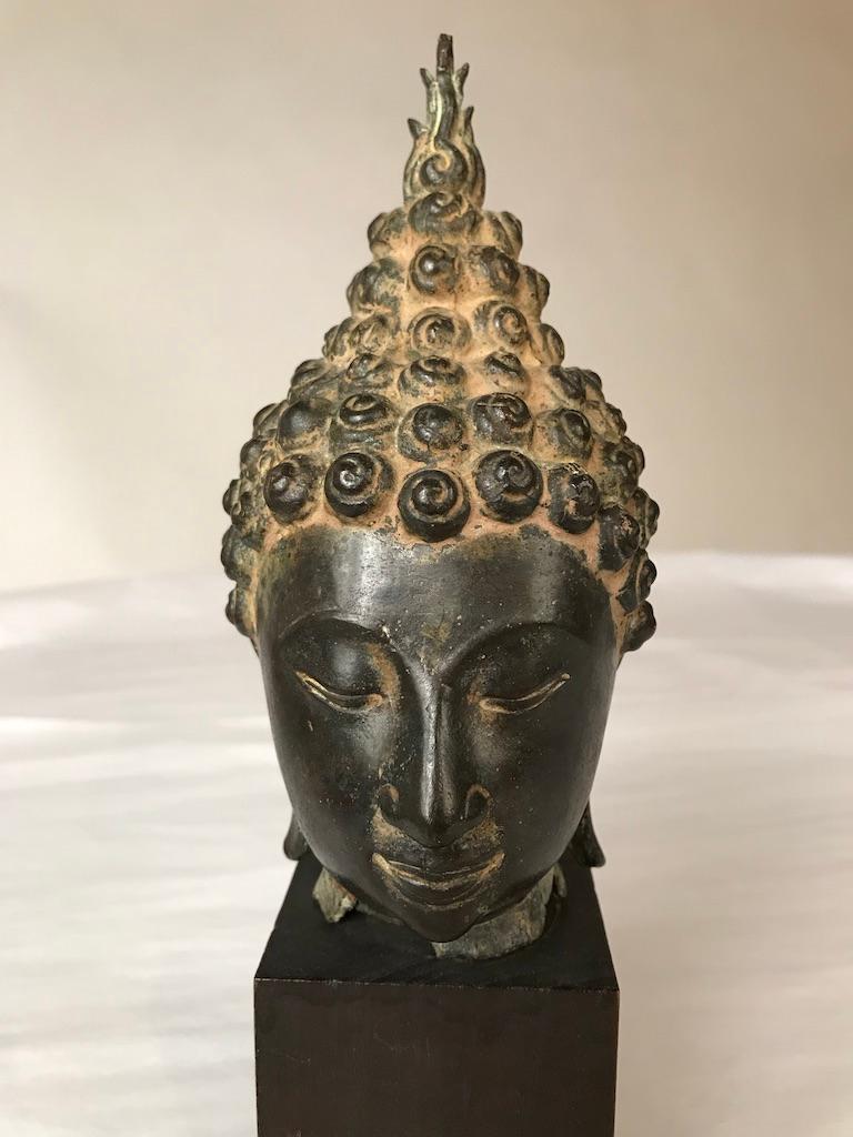 Thailändischer Bronzekopf des Buddha aus dem 17. Jahrhundert (Stammeskunst)