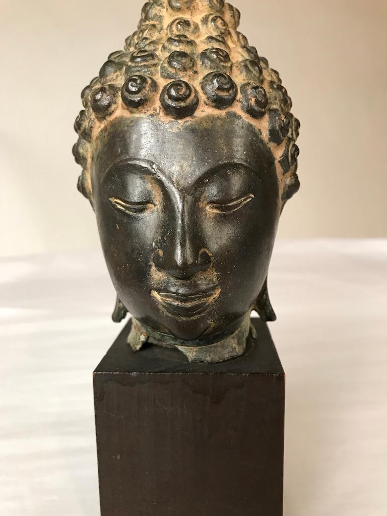 Thailändischer Bronzekopf des Buddha aus dem 17. Jahrhundert (Gegossen)