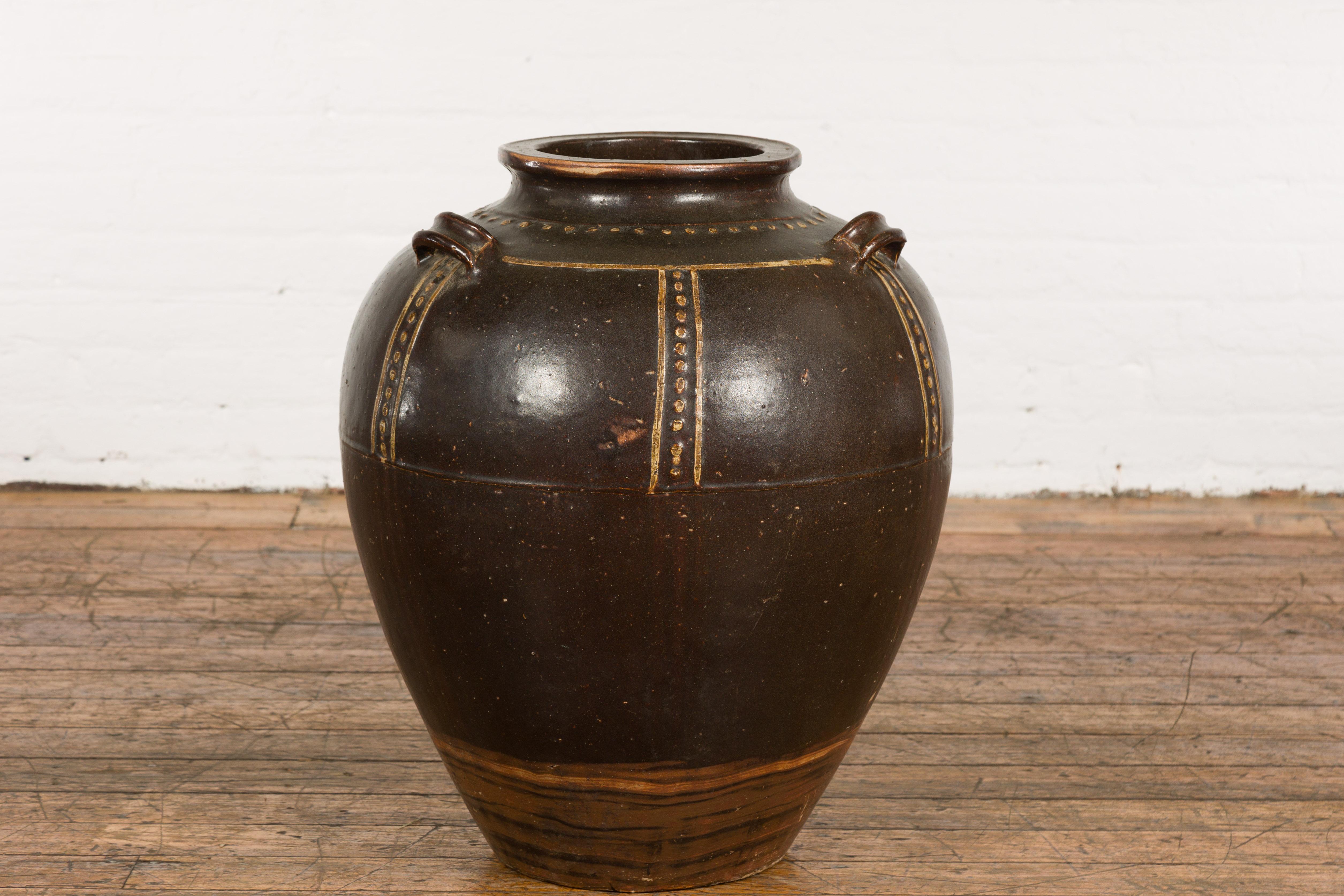 Vaso in ceramica smaltata marrone tailandese con manici ad anello e decori Dot Dot Crema in vendita 8