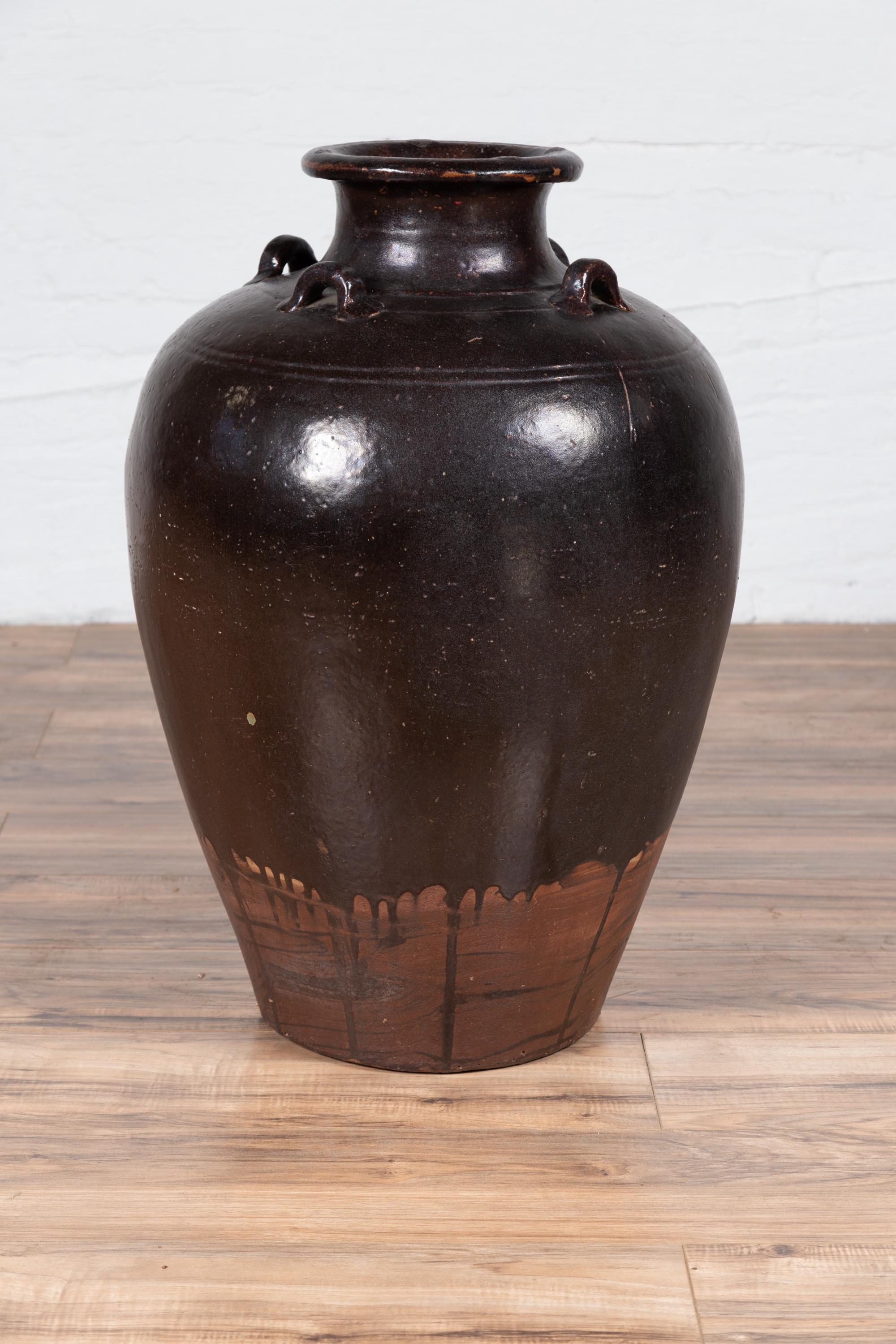 Cotto Vaso per l'acqua monocromatico in brownware tailandese con manici da trasporto, inizio XX secolo in vendita