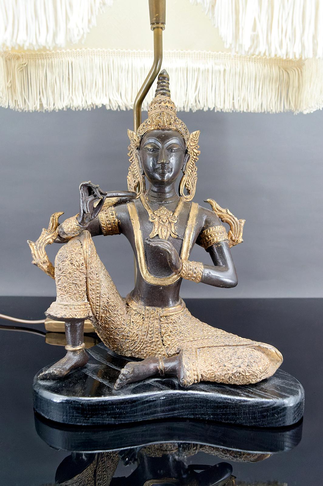 Thailändische Buddha-Lampe aus Bronze mit doppelter schwarzer und goldener Patina, Frankreich, CIRCA 1960 (Metall) im Angebot