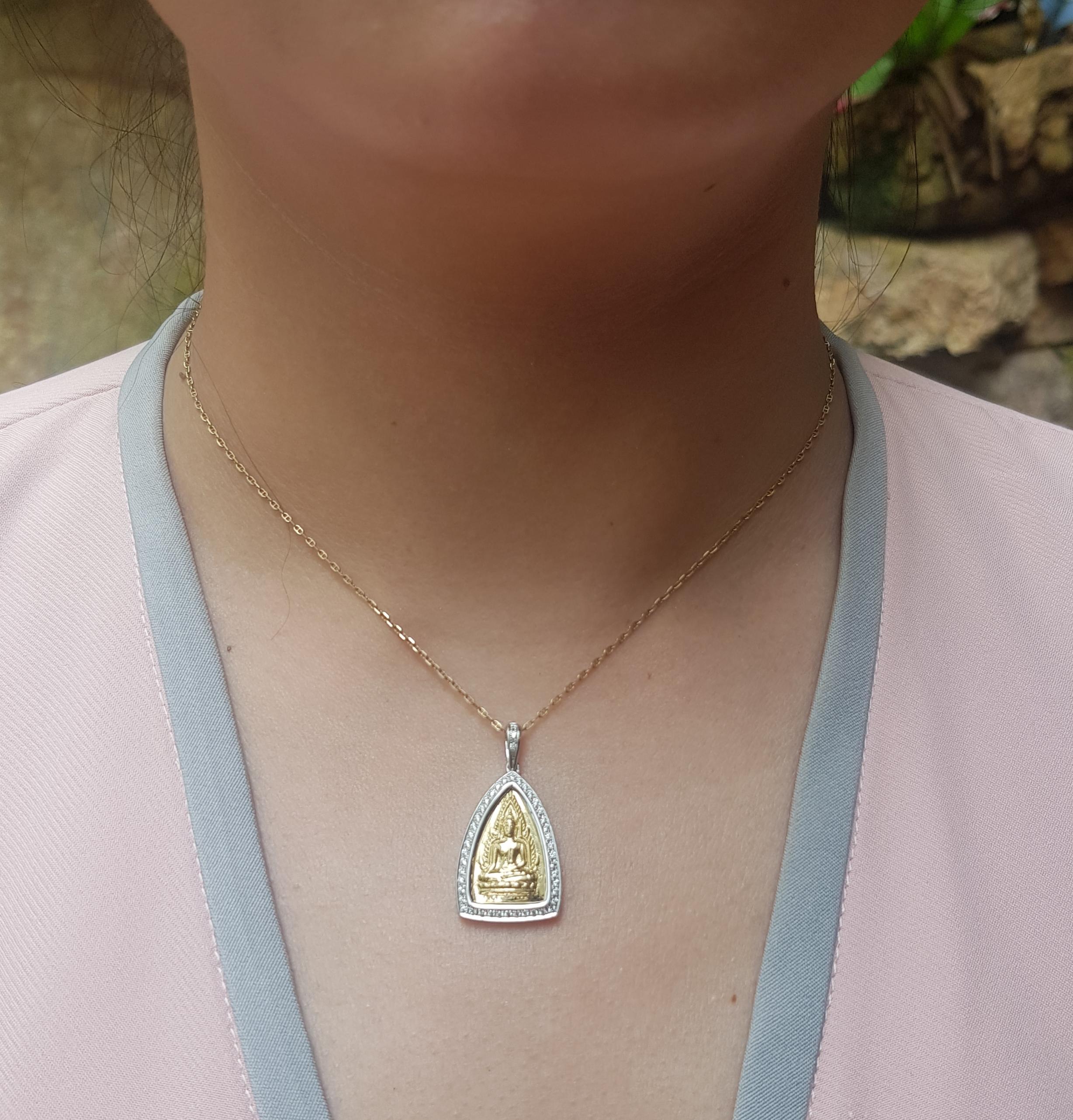 Pendentif Bouddha Thaï avec diamant 0.23 carat serti dans des montures en or jaune/blanc 14K
(chaîne non incluse)

Largeur : 1.6 cm 
Longueur : 3,0 cm
Poids total : 4,87 grammes

