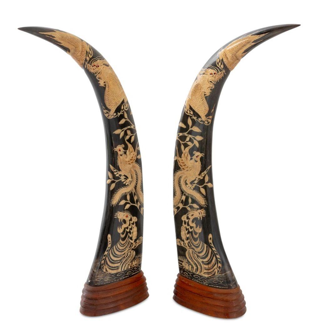 Pareja de esculturas tailandesas talladas en cuerno de búfalo Arte popular en venta
