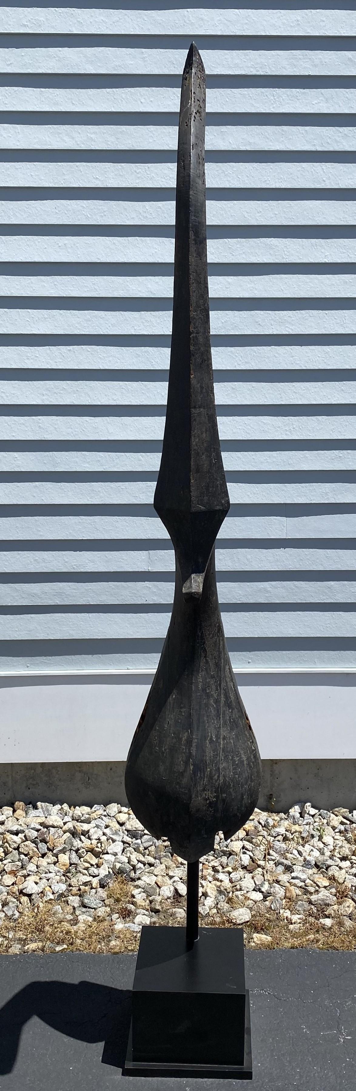 Eine schön geschnitzte und ebonisierte thailändische hölzerne Chofa-Tempelspitze mit großer Form, montiert mit einem Metallstützstab auf einem quadratischen Holzsockel. Eine Chofa ist ein thailändisches architektonisches Ornament, das in den meisten