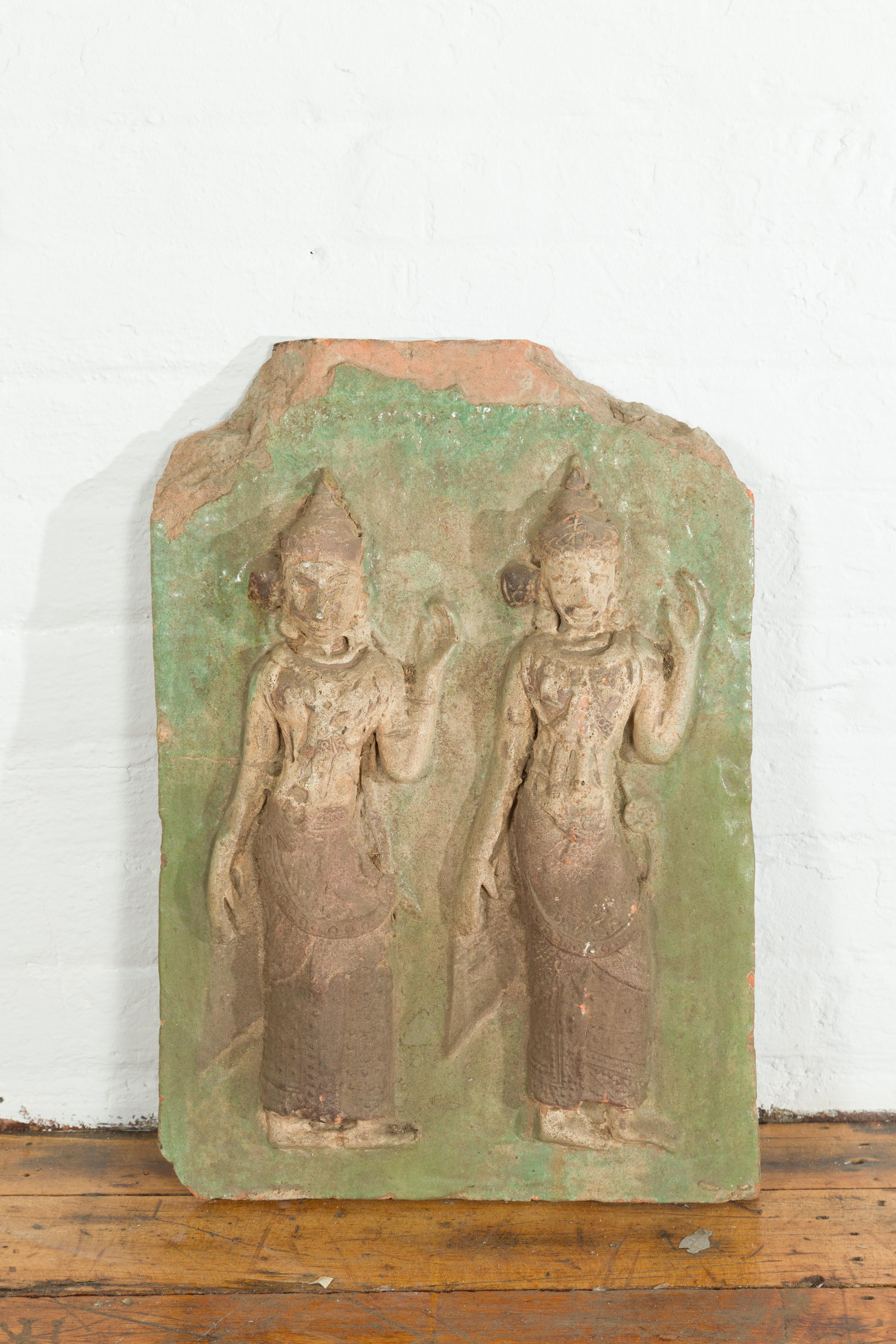 Thailändische, geschnitzte, grün bemalte Tempel-Wandtafel mit zeremoniellen Tänzern aus Stein (Geschnitzt) im Angebot
