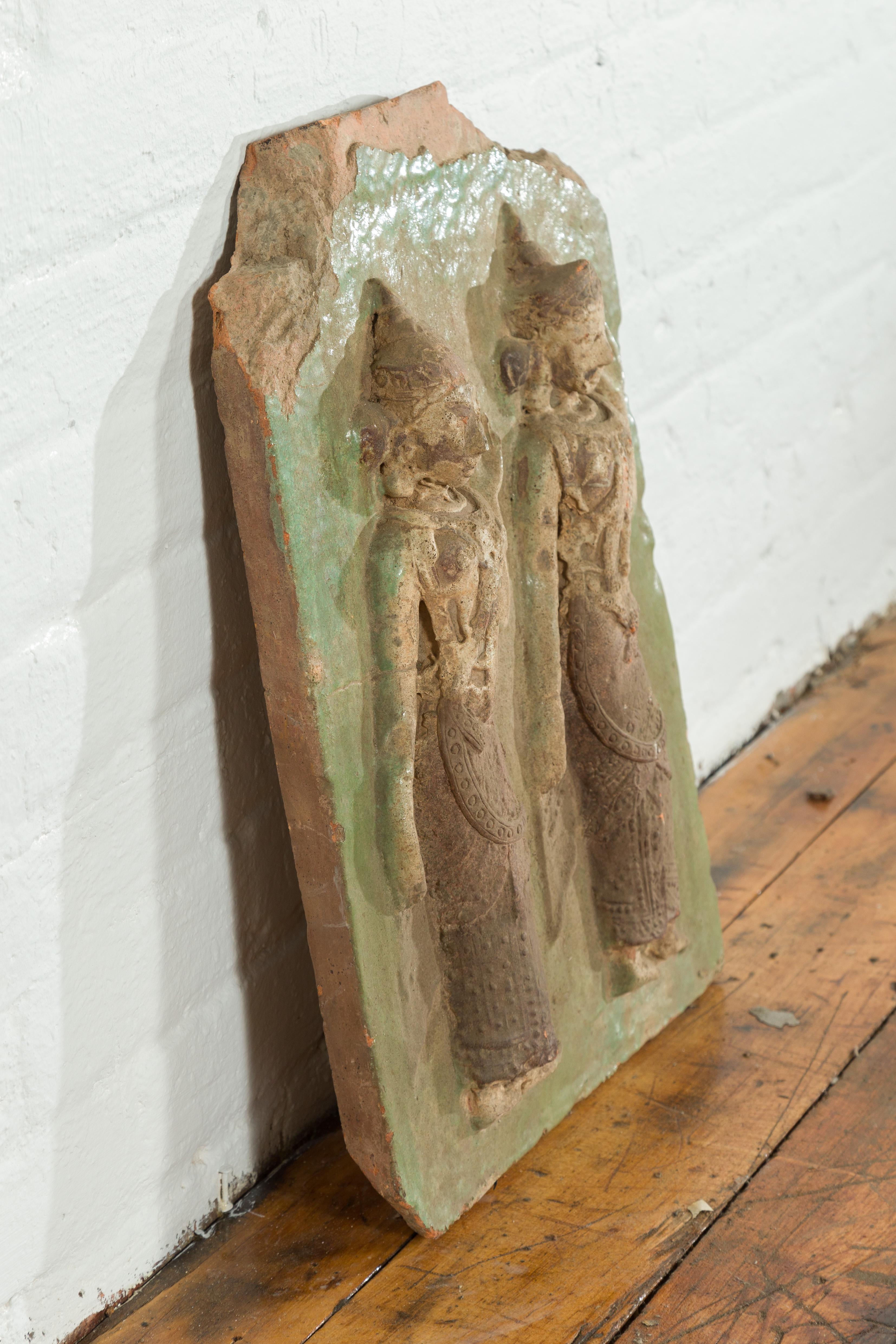 Placa de pared de templo tailandés tallada en piedra y pintada en verde con bailarinas ceremoniales siglo XIX en venta