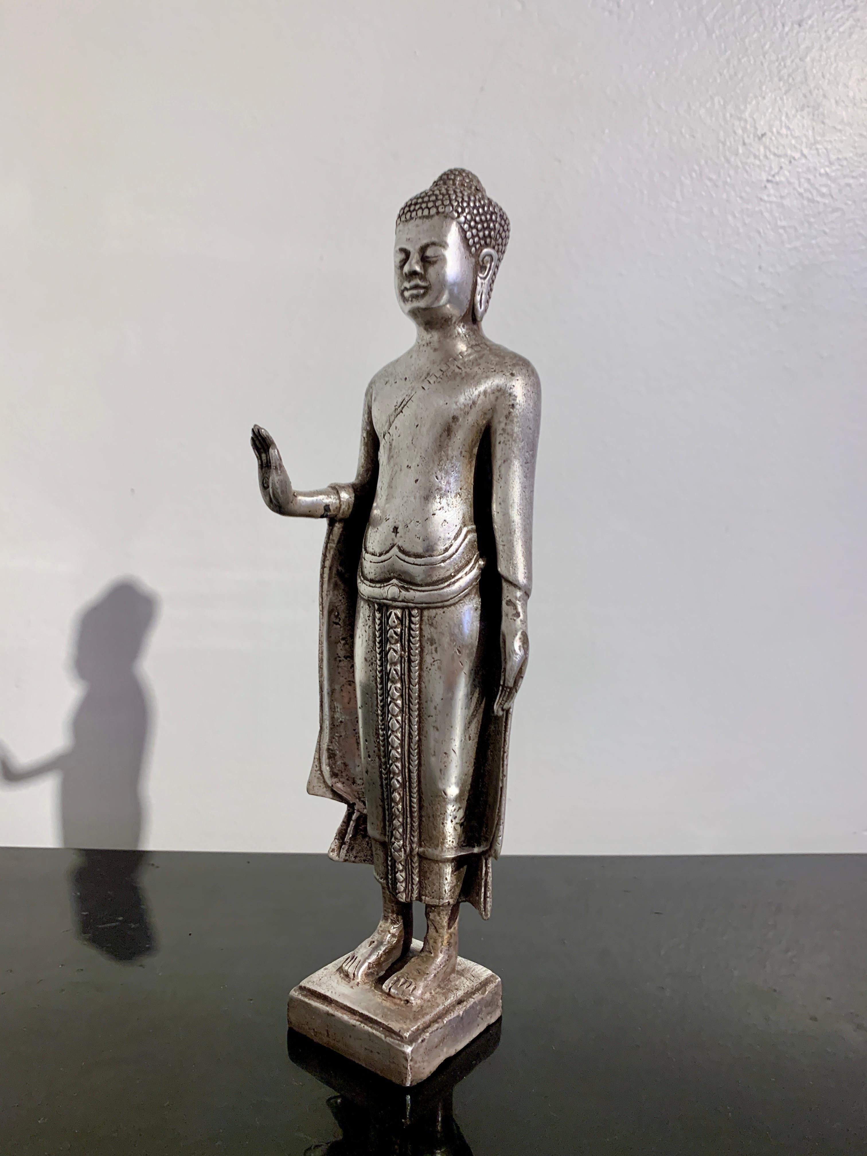20ième siècle Bouddha debout en alliage d'argent moulé thaïlandais, milieu du 20e siècle, Thaïlande en vente
