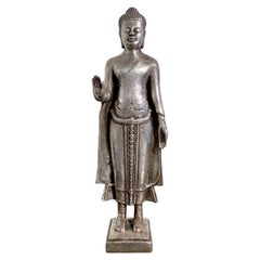 Buddha in piedi in lega d'argento, metà del XX secolo, Thailandia