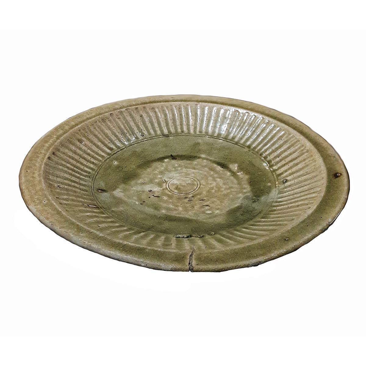 Ein seltener Seladonteller aus den Brennöfen von Sangkhalok, einem der wichtigsten Zentren der thailändischen Keramik während der Sukhotai-Periode (1230-1438) 

Der für sein Alter gut erhaltene Teller zeigt die uralte Technik der Celadon-Glasur mit