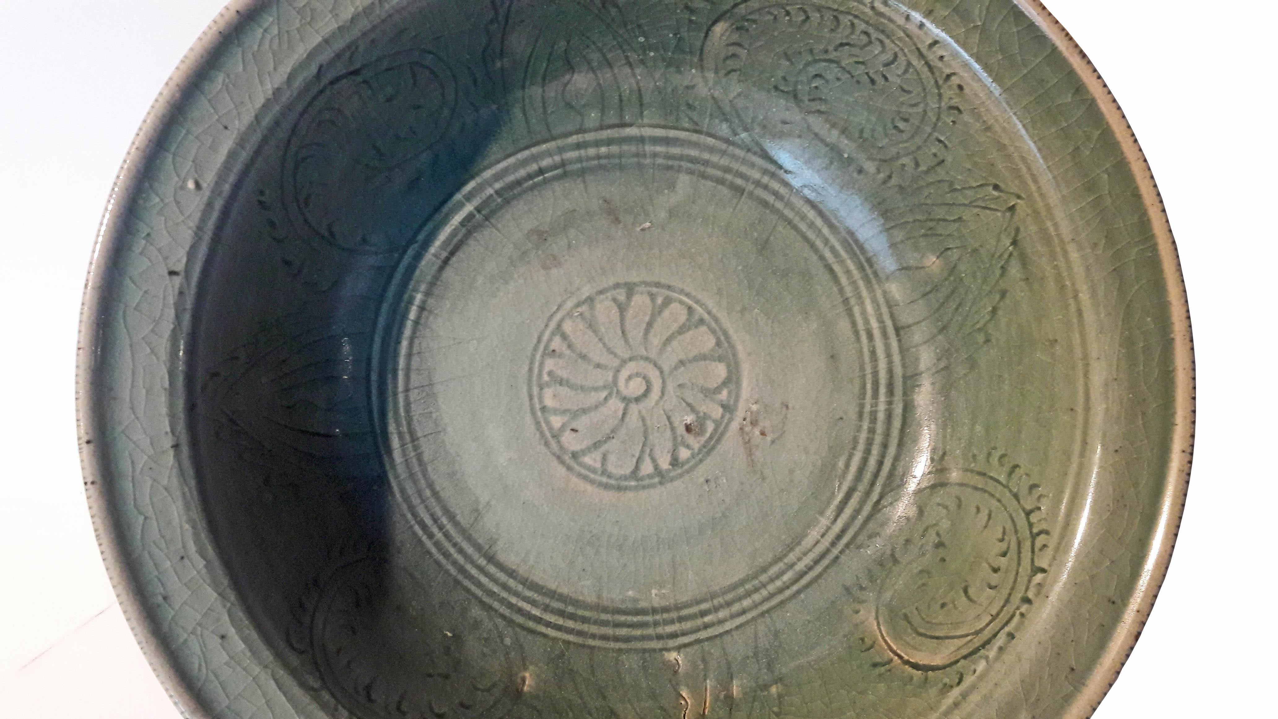 Thai Celadon Plate, Late 19th Century 3