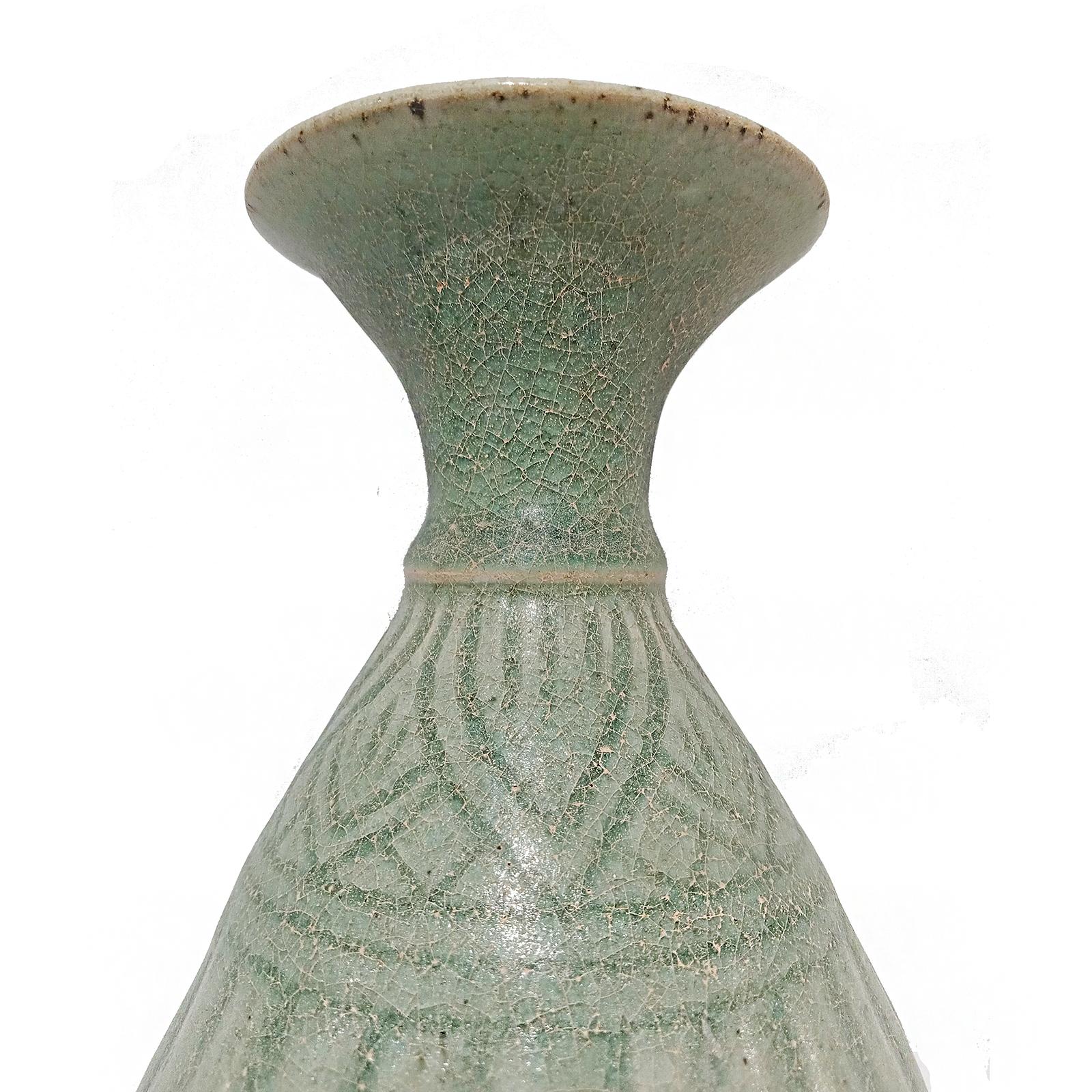 Thai Celadon Vase, Late 19th Century For Sale 2