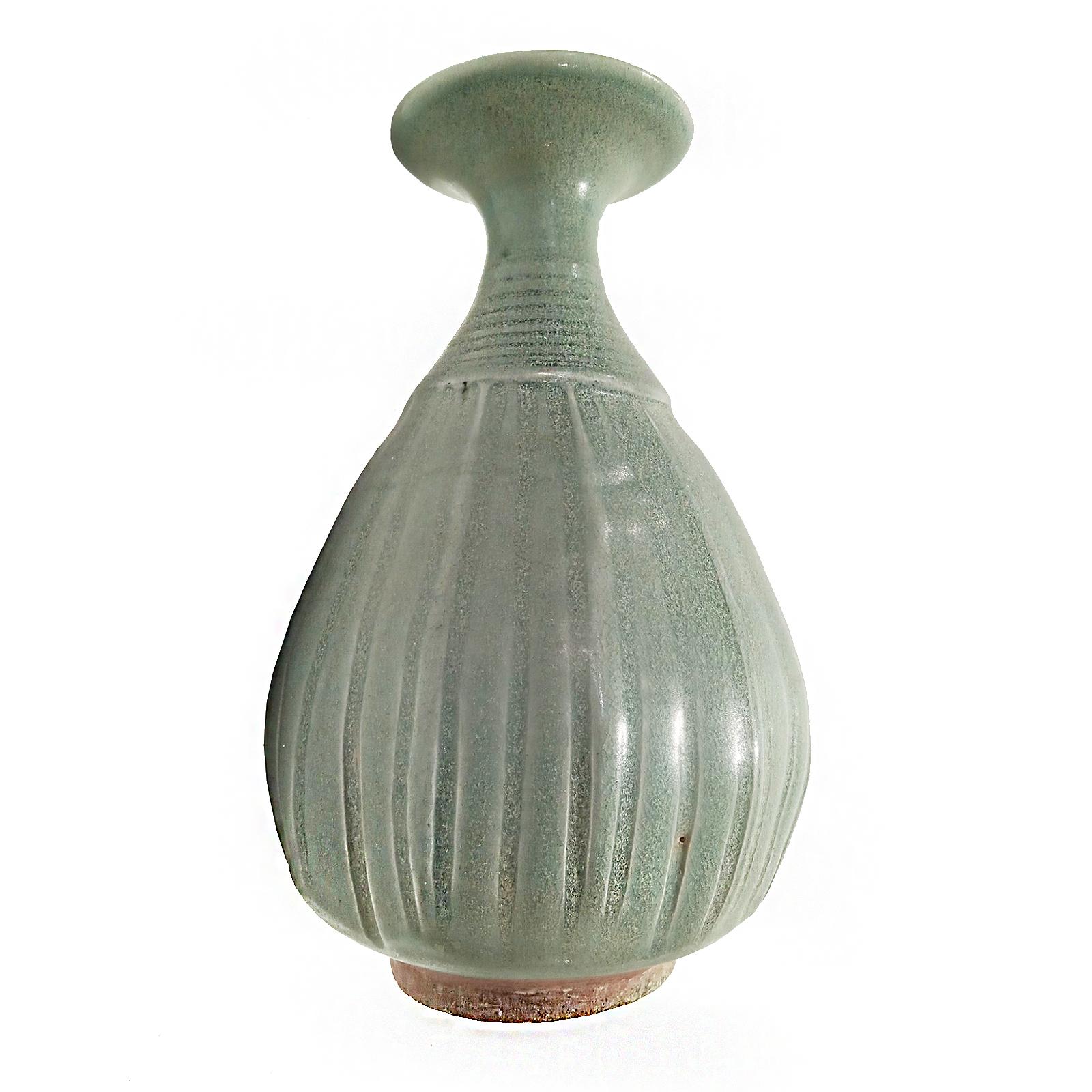 Thai Celadon Vase, Late 19th Century For Sale 4