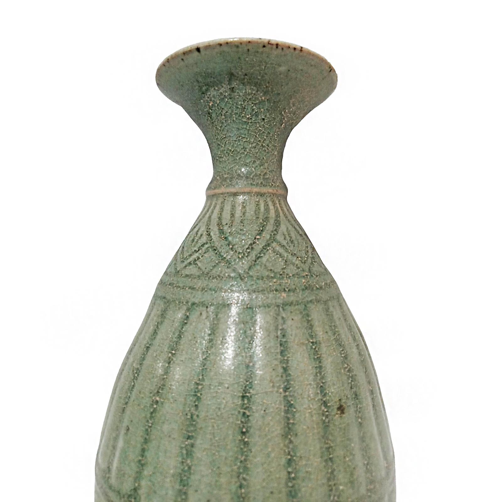 Thai Celadon Vase, Late 19th Century For Sale 3