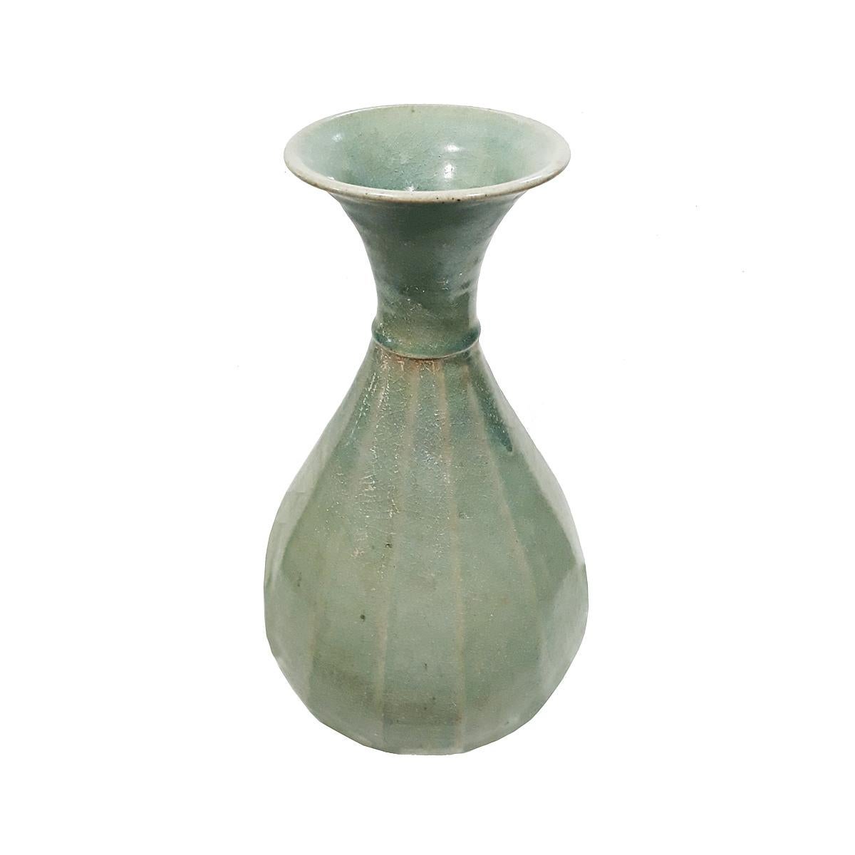 Handgefertigte Keramikvase aus Thailand, Mitte des 20. Jahrhunderts. Gerippte Form, verjüngter Hals, klassische Celadon-grüne Craquelé-Oberfläche.