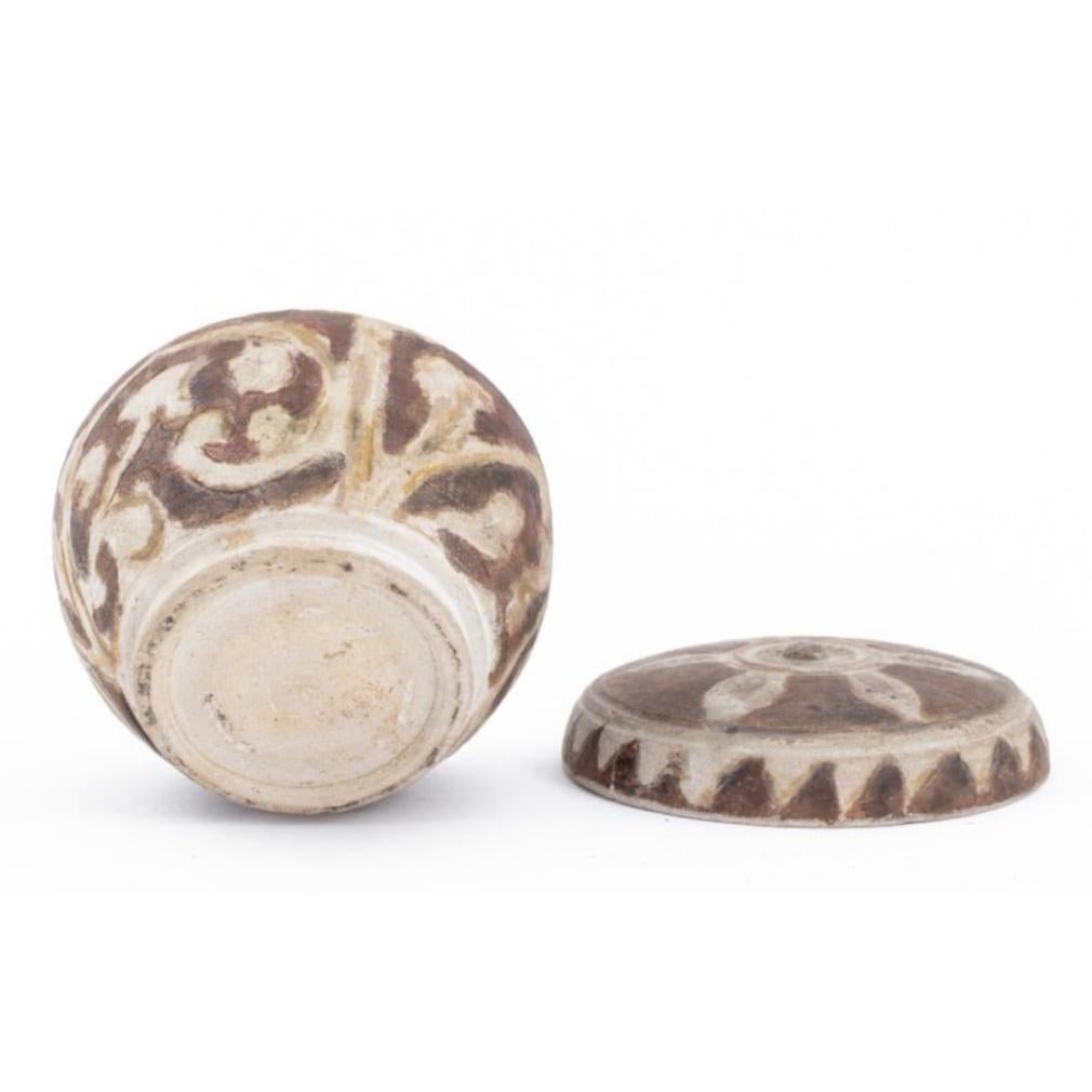 Caja cubierta de cerámica tailandesa de los hornos de Sawankhalok. Tribal en venta