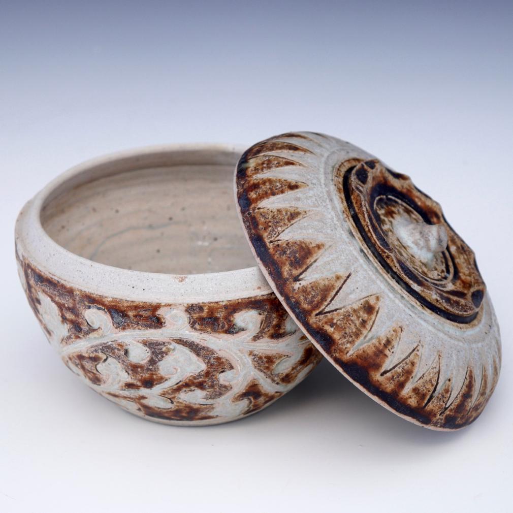 Glazed Thai ceramic covered box from the Sawankhalok kilns For Sale