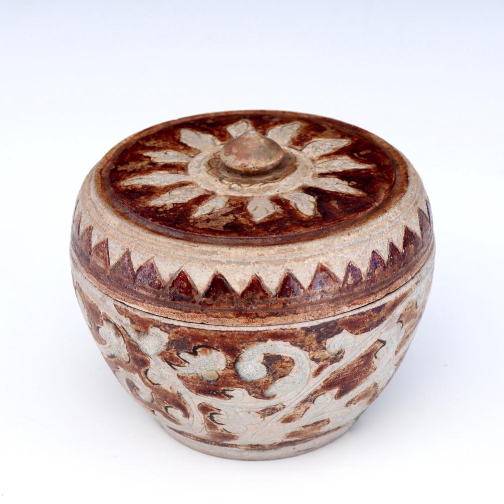 Glazed Thai ceramic covered box from the Sawankhalok kilns For Sale