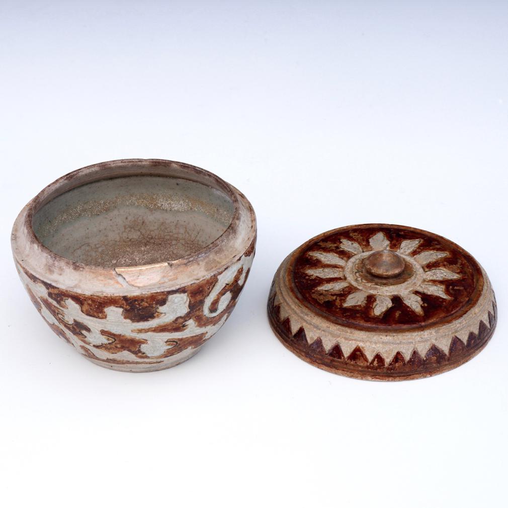 Thai ceramic covered box from the Sawankhalok kilns In Good Condition For Sale In Point Richmond, CA