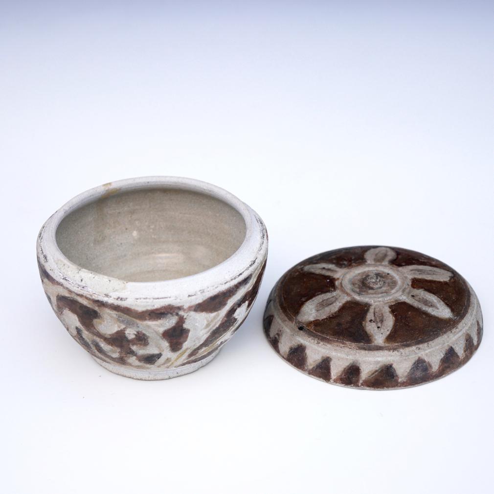 Caja cubierta de cerámica tailandesa de los hornos de Sawankhalok. Glaseado en venta