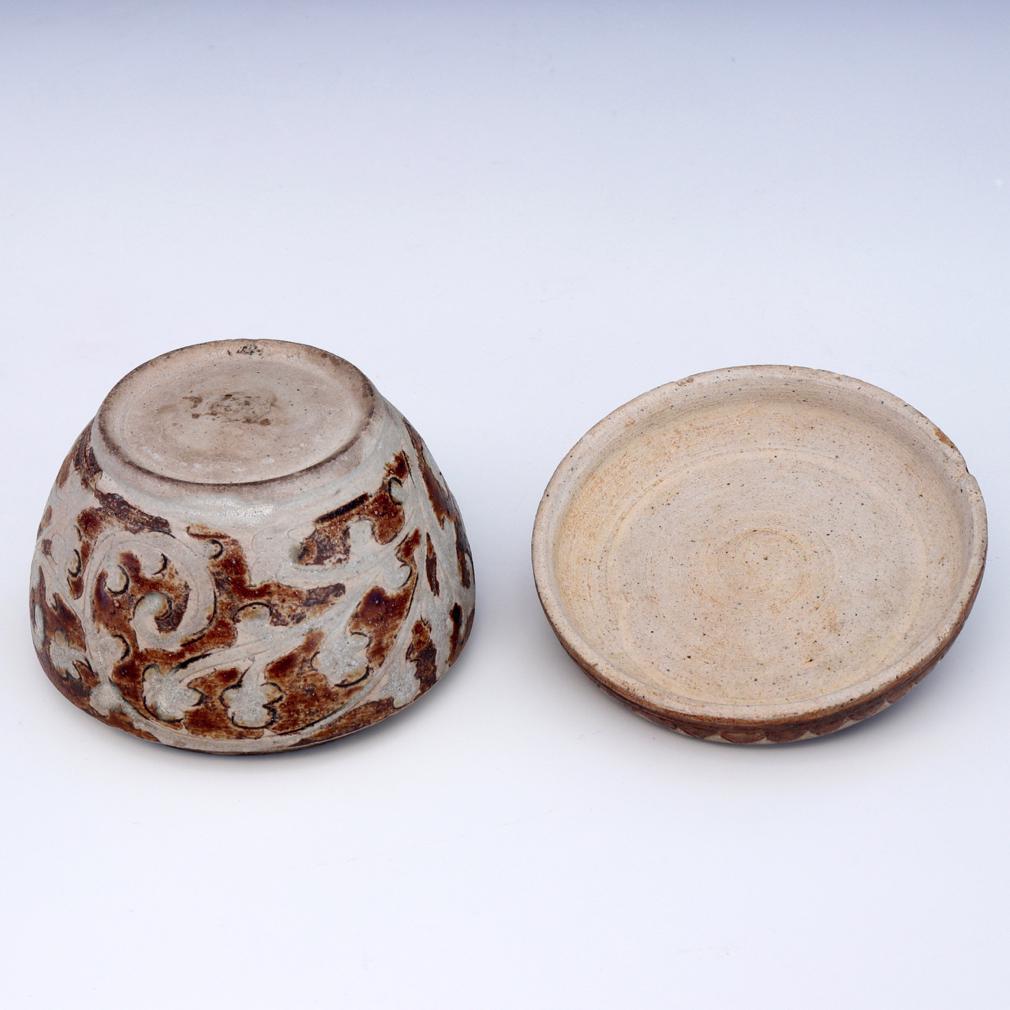 Ceramic Thai ceramic covered box from the Sawankhalok kilns For Sale