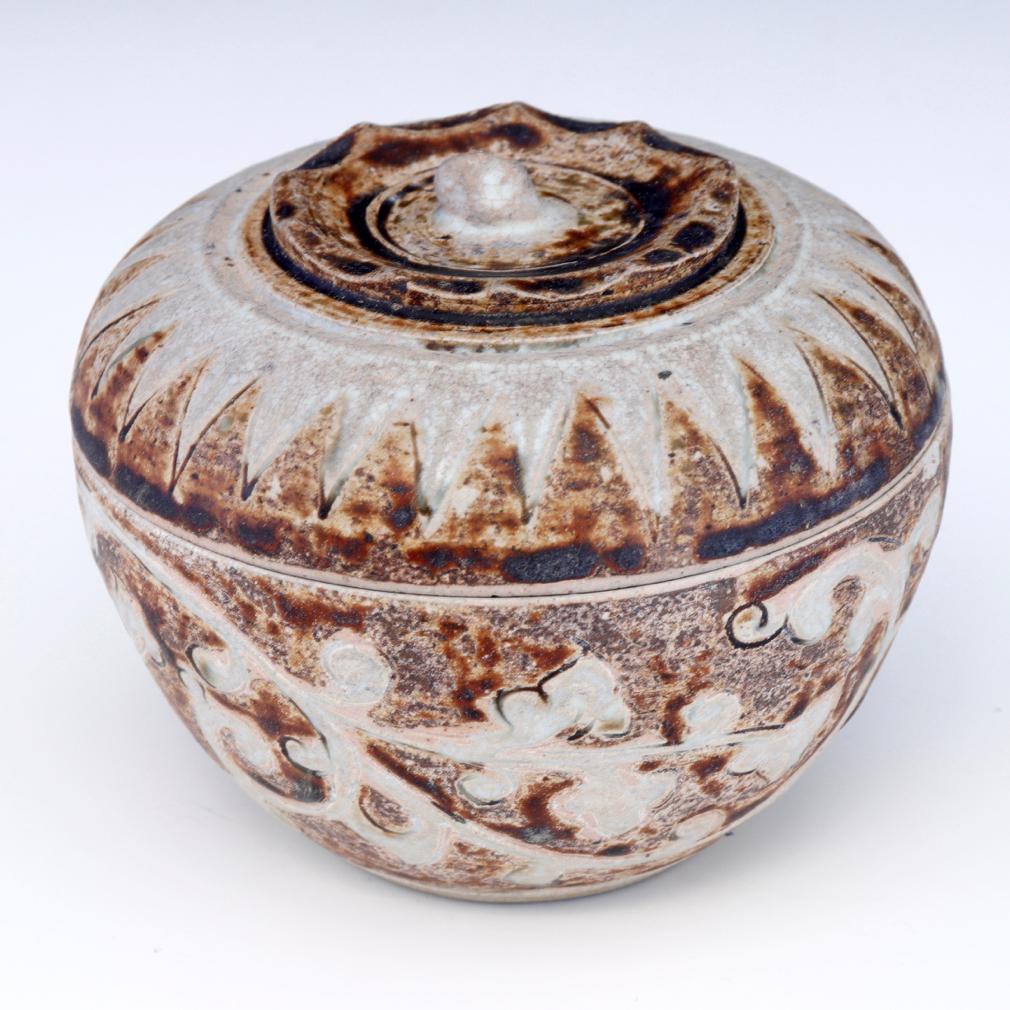 Thai ceramic covered box from the Sawankhalok kilns For Sale 1