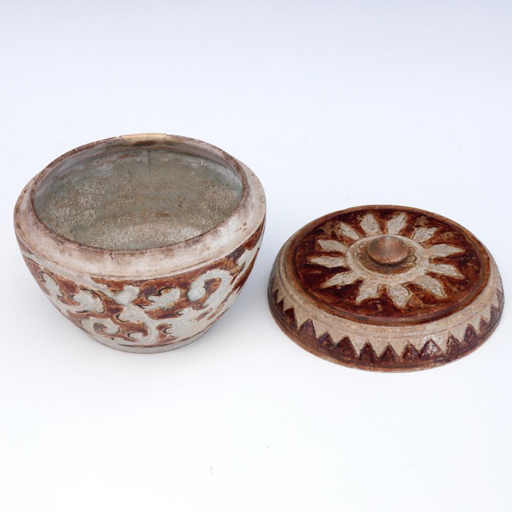 Thai ceramic covered box from the Sawankhalok kilns For Sale 1