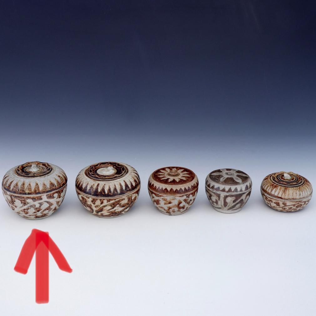 Thai ceramic covered box from the Sawankhalok kilns For Sale 2