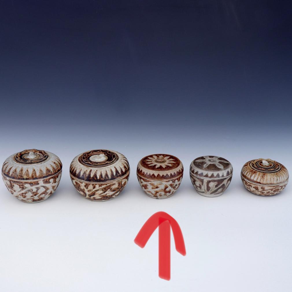 Thai ceramic covered box from the Sawankhalok kilns For Sale 2