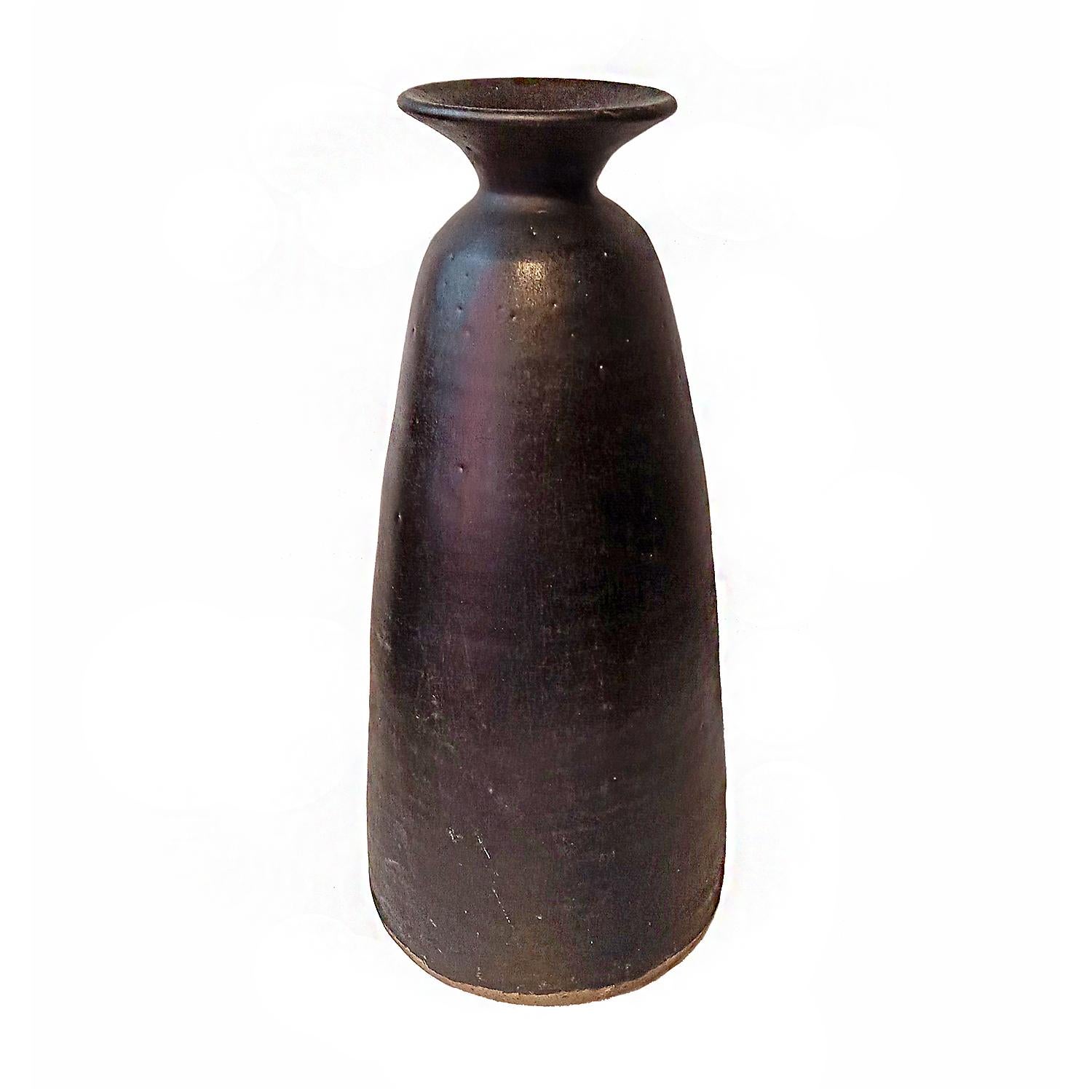 Arts and Crafts Vaso in ceramica tailandese con smalto marrone scuro in vendita
