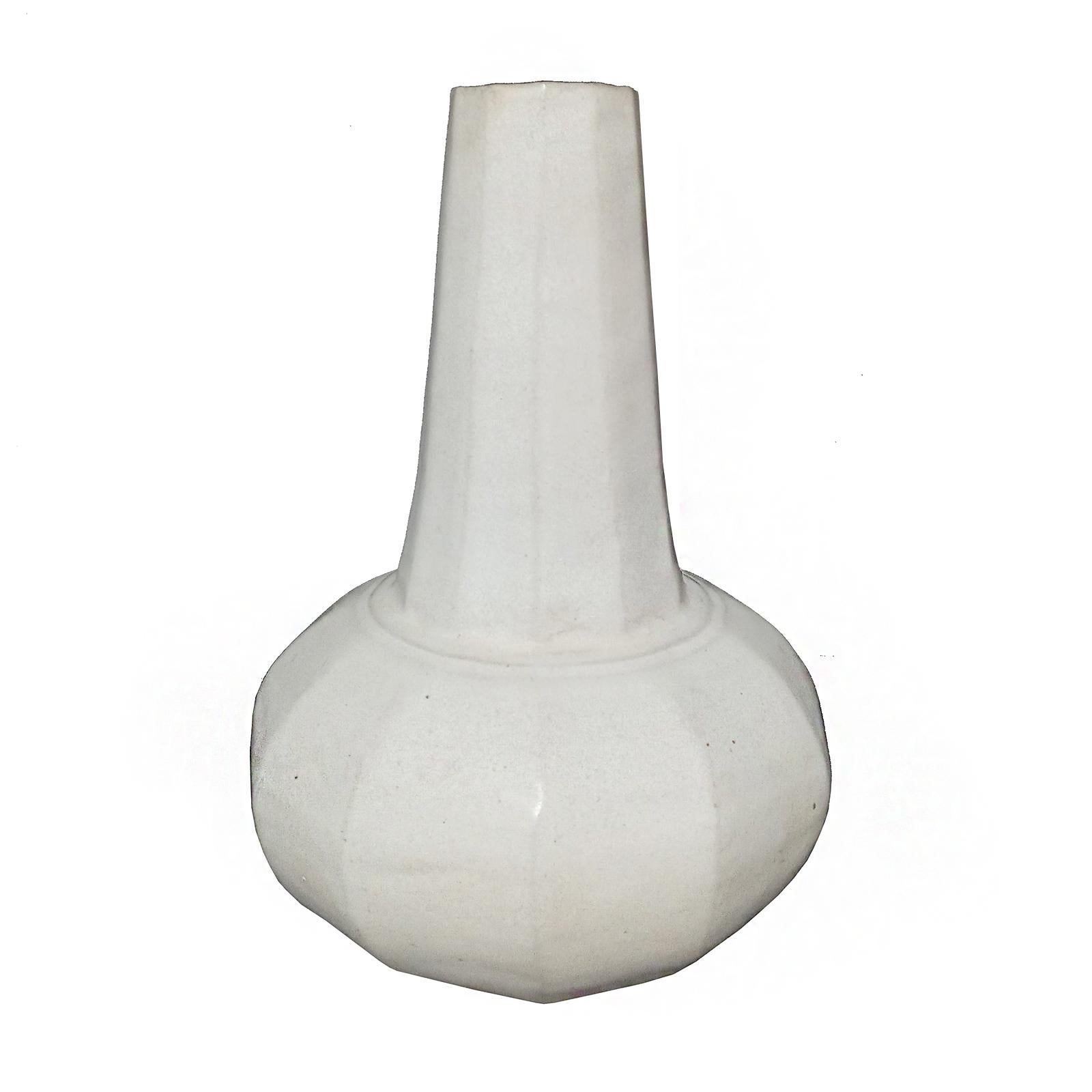 Thai Ceramic Vase with White Glaze, Contemporary (Thailändisch) im Angebot