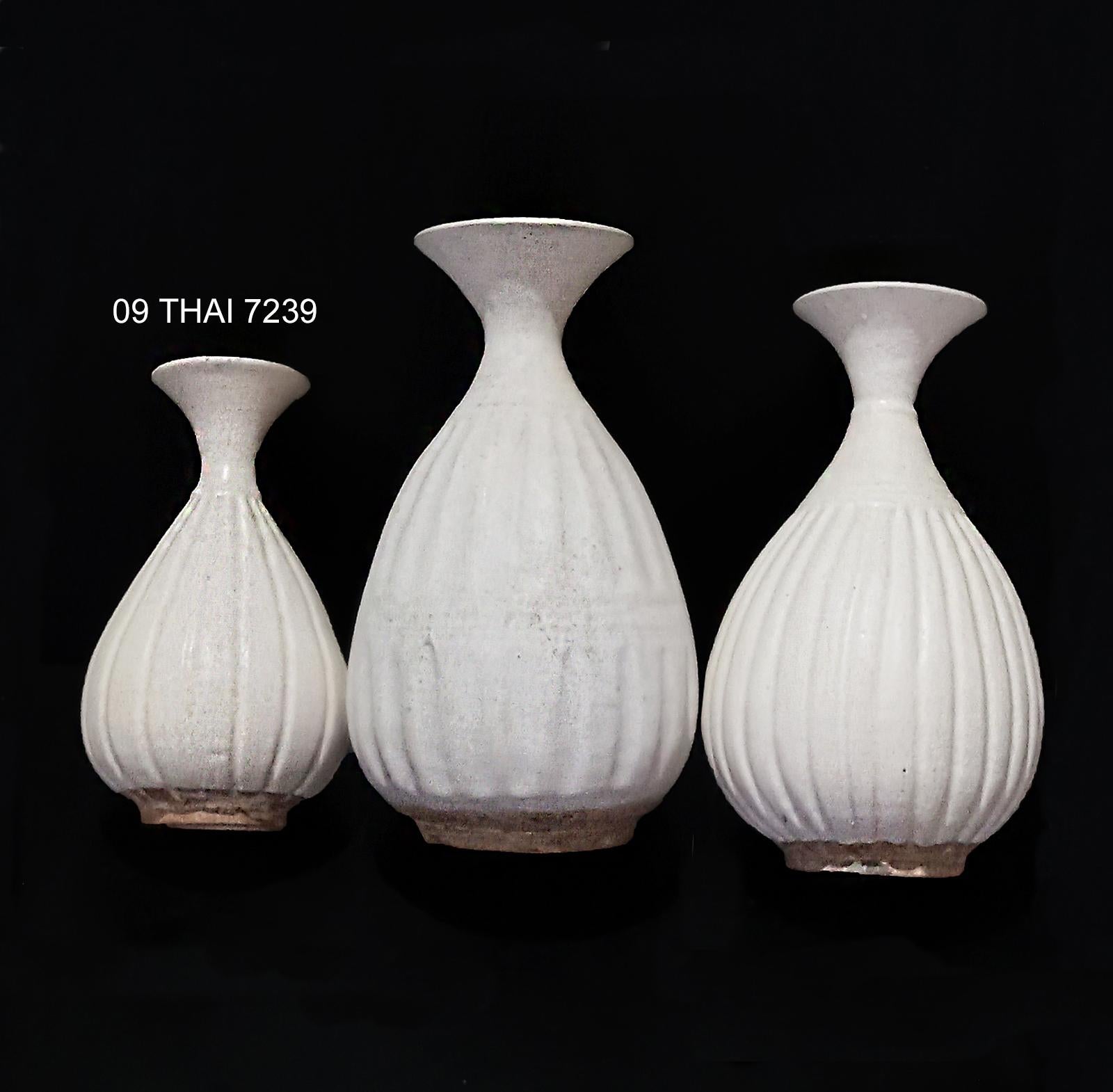 Thailändische Keramikvase mit weißer Glasur im Angebot 3