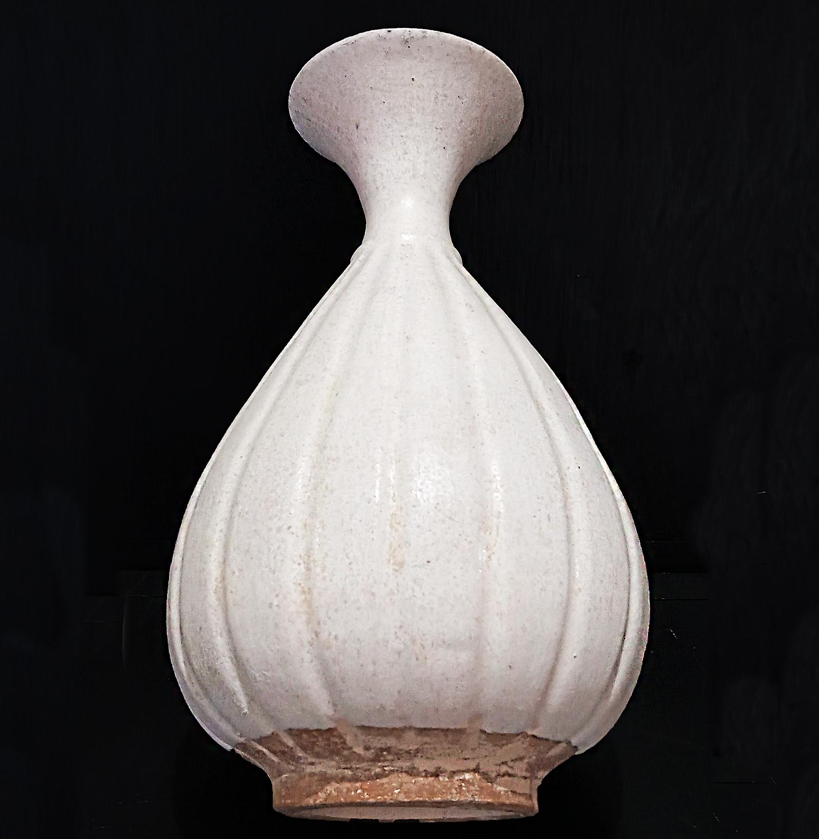 Thailändische Keramikvase mit weißer Glasur (Tonware) im Angebot
