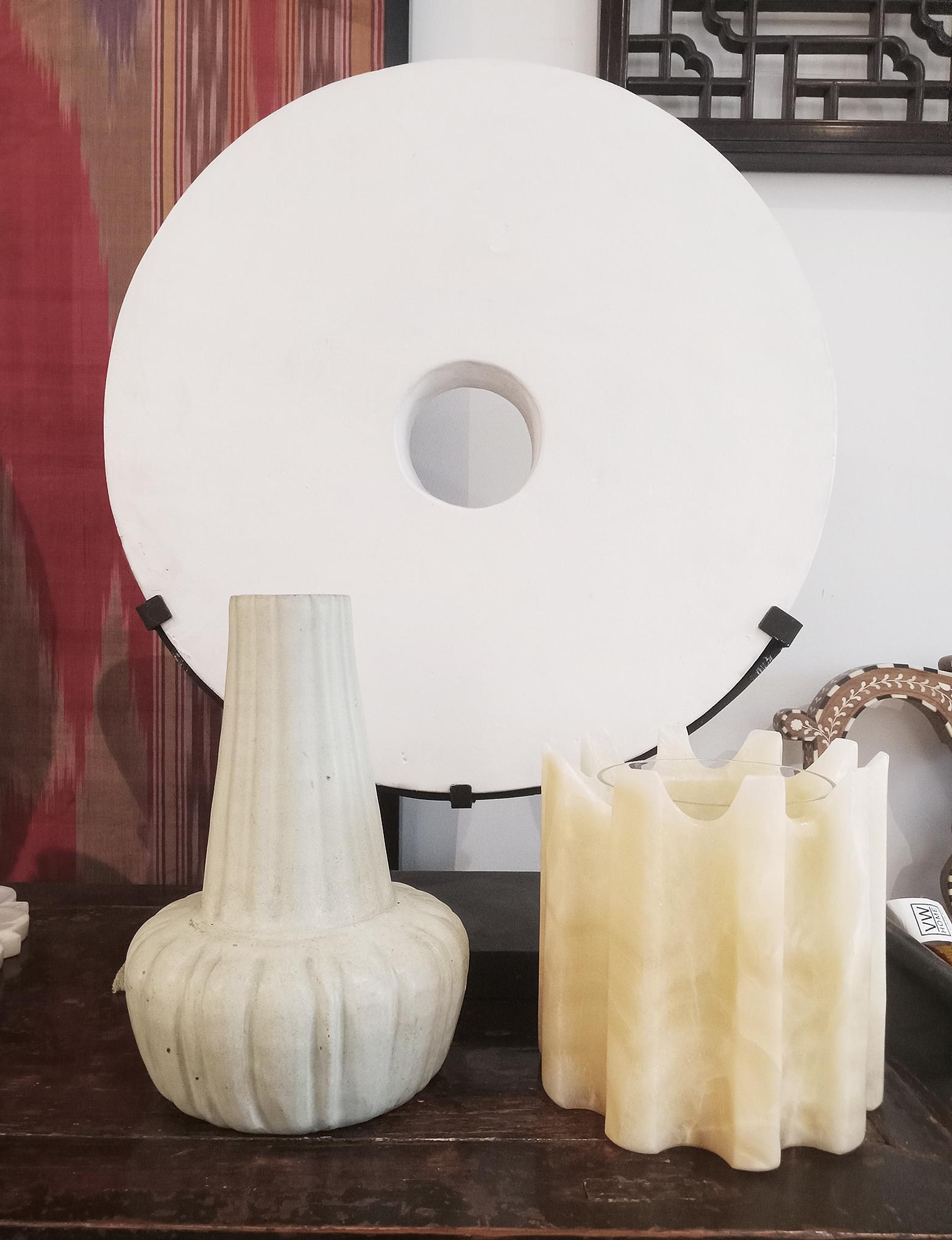 Jarrón de cerámica tailandesa con esmalte blanco, mediados del siglo XX en venta 2