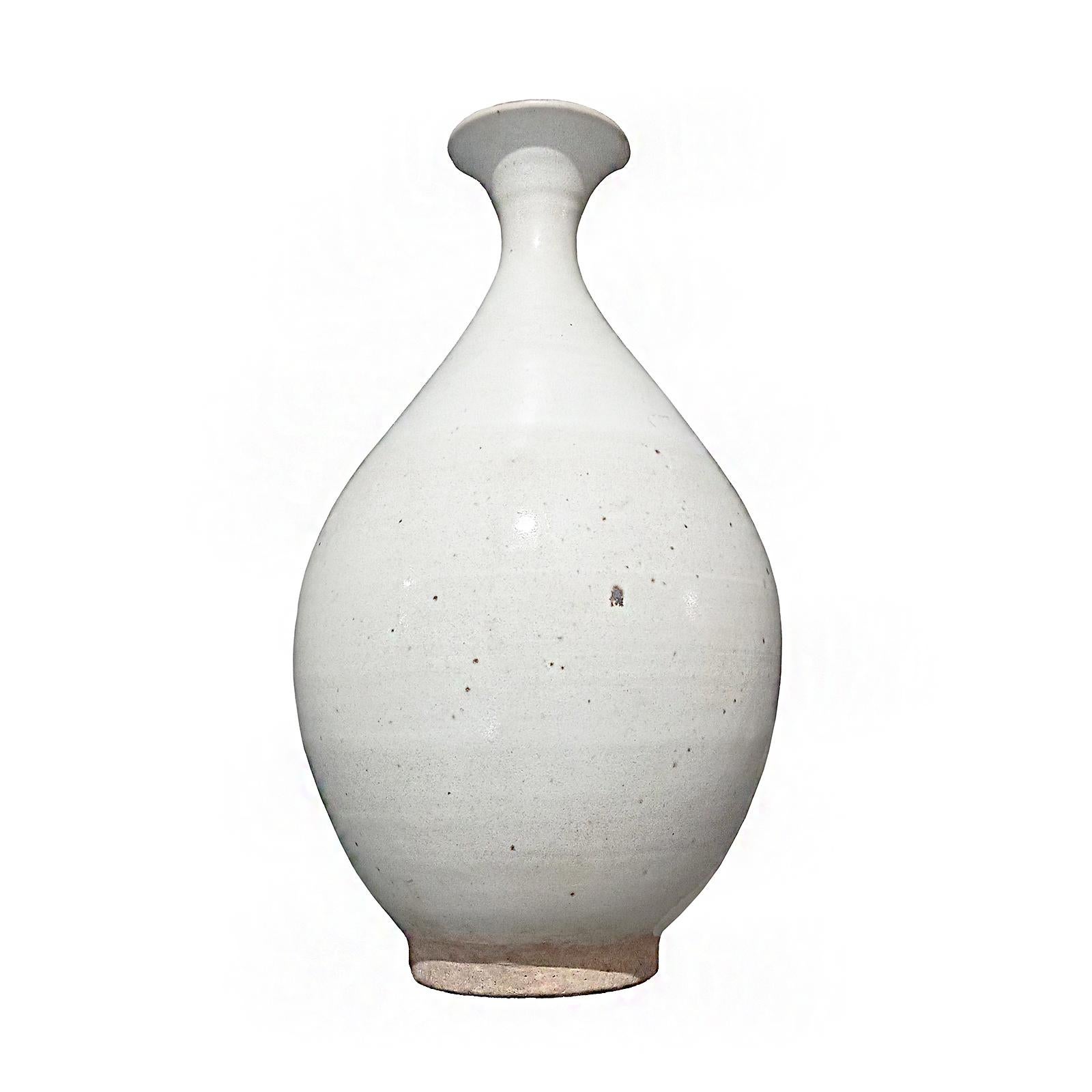 Eine Keramikvase aus Thailand, mit cremefarbener Glasur. Mitte des 20. Jahrhunderts, ca. 1940. 

Während das goldene Zeitalter der thailändischen Keramik um das 15. und 16. Jahrhundert endete, haben einheimische Kunsthandwerker die Kunst über