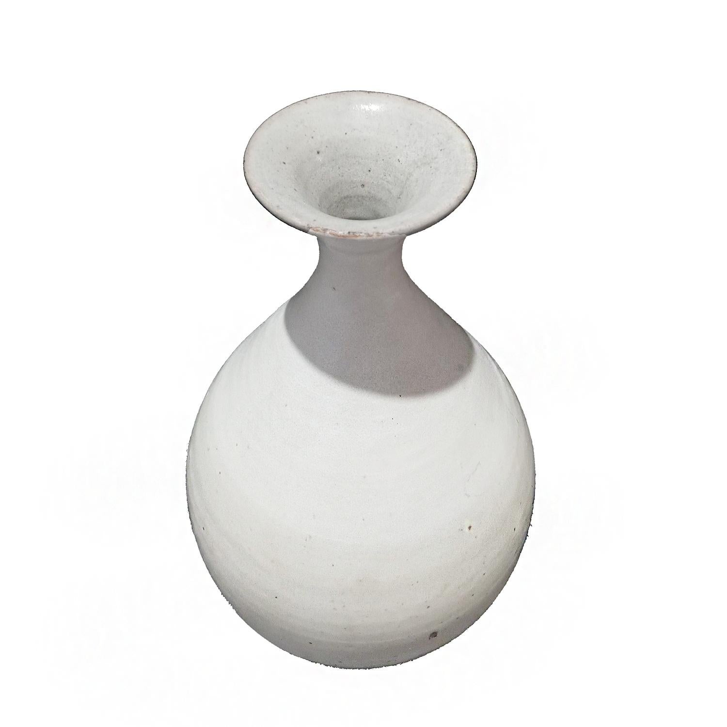 Thai-Keramikvase mit weißer Glasur, Mitte 20. (Sonstiges) im Angebot