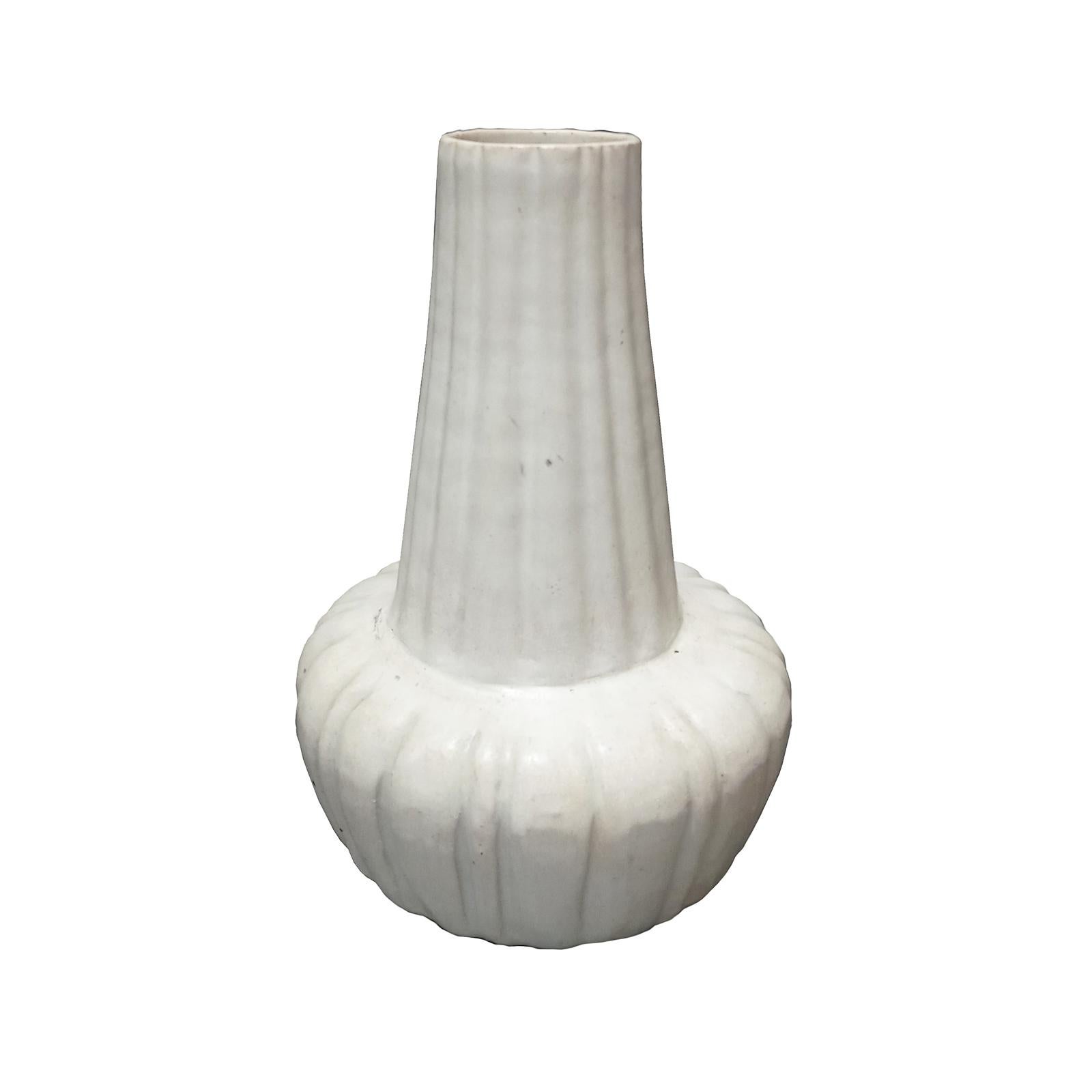 Jarrón de cerámica tailandesa con esmalte blanco, mediados del siglo XX Tailandés en venta