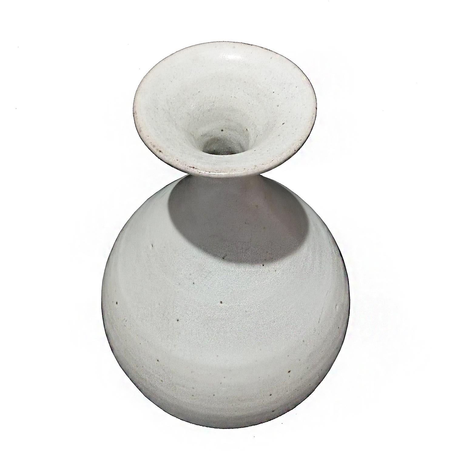 Thai-Keramikvase mit weißer Glasur, Mitte 20. (Thailändisch) im Angebot