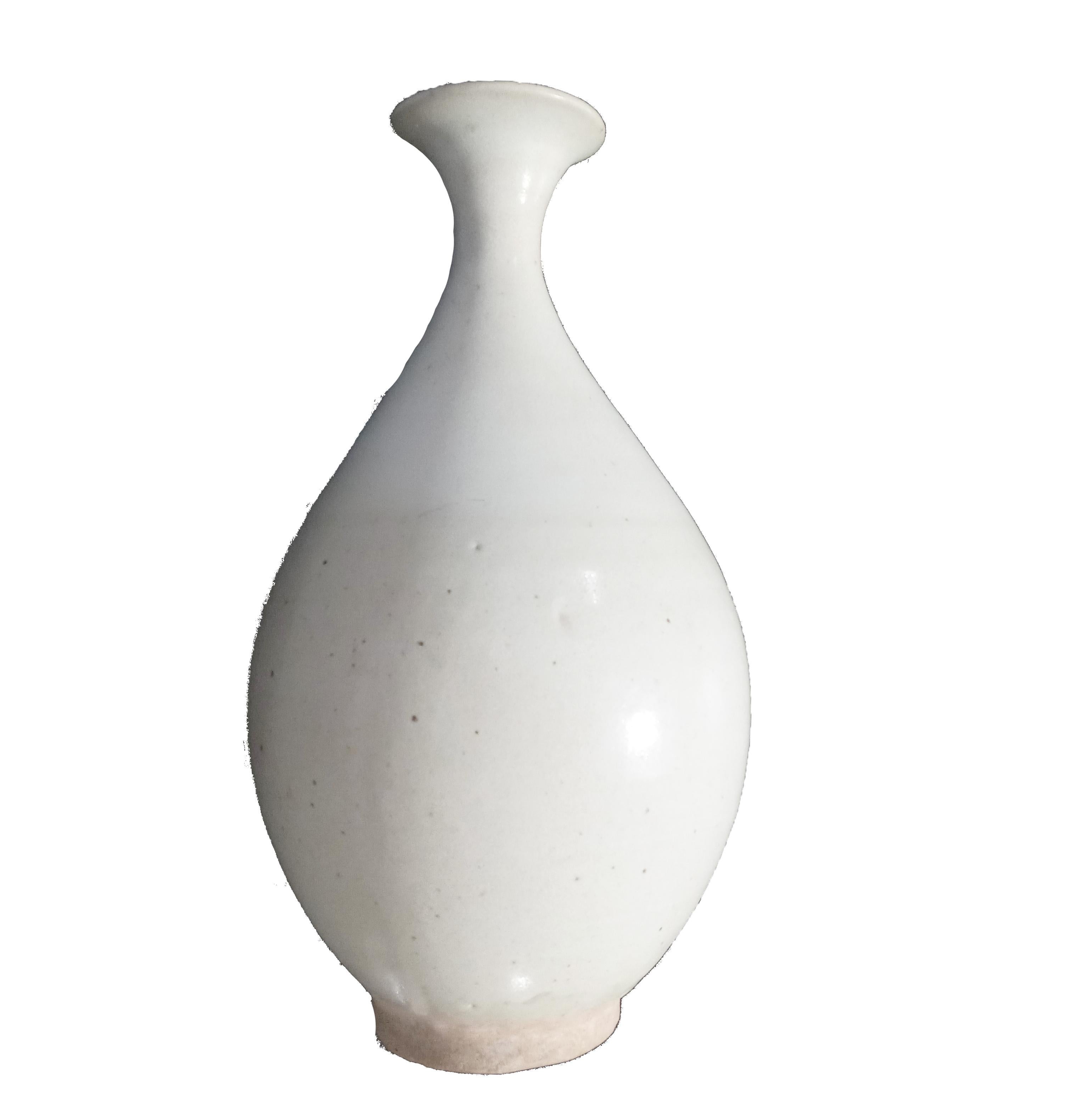 Thai-Keramikvase mit weißer Glasur, Mitte 20. (Glasiert) im Angebot
