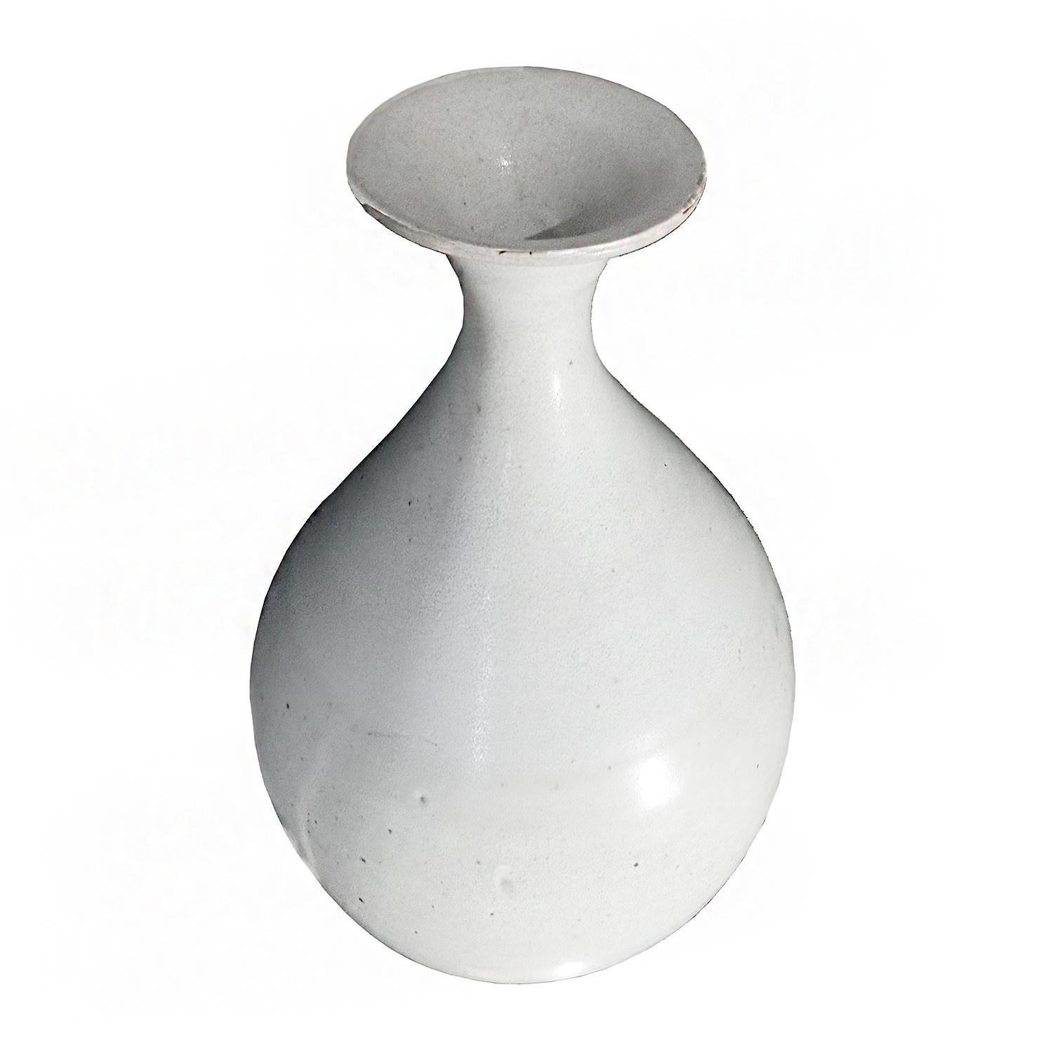 Thai-Keramikvase mit weißer Glasur, Mitte 20. im Zustand „Gut“ im Angebot in New York, NY