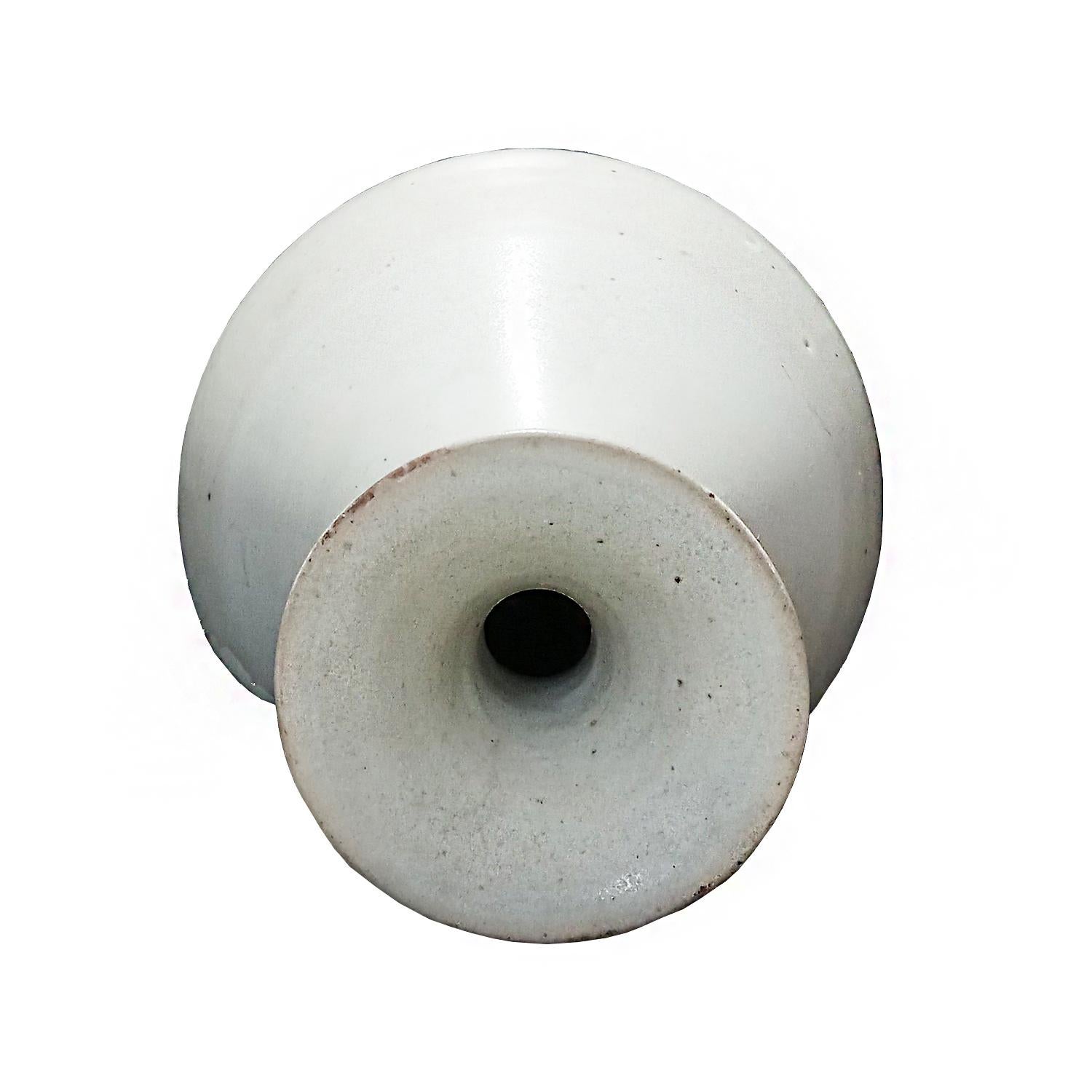 Thai-Keramikvase mit weißer Glasur, Mitte 20. (Mitte des 20. Jahrhunderts) im Angebot