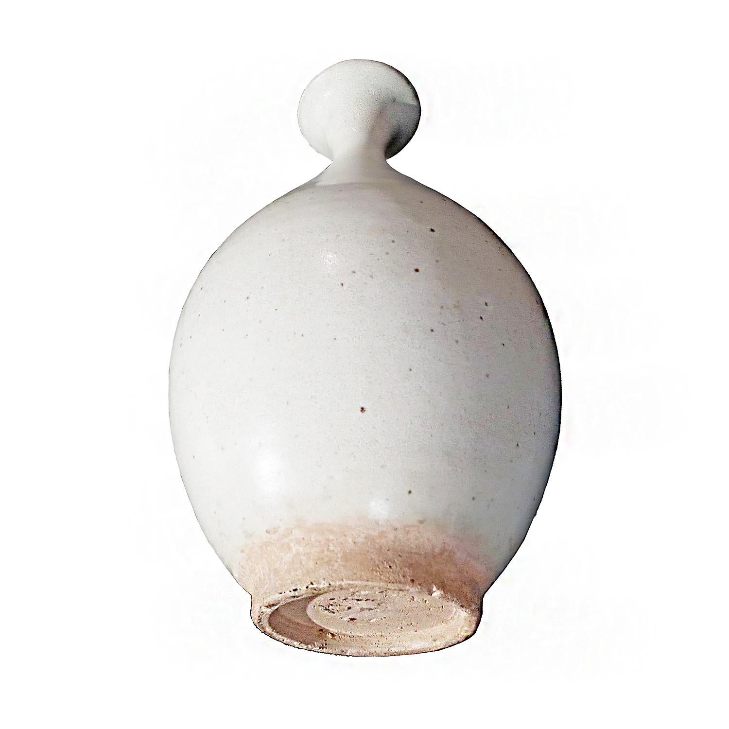 Thai-Keramikvase mit weißer Glasur, Mitte 20. (Tonware) im Angebot