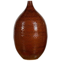 Thailändische braune texturierte tropfenförmige Vase der Chiang Mai-Kollektion aus der Prem-Kollektion