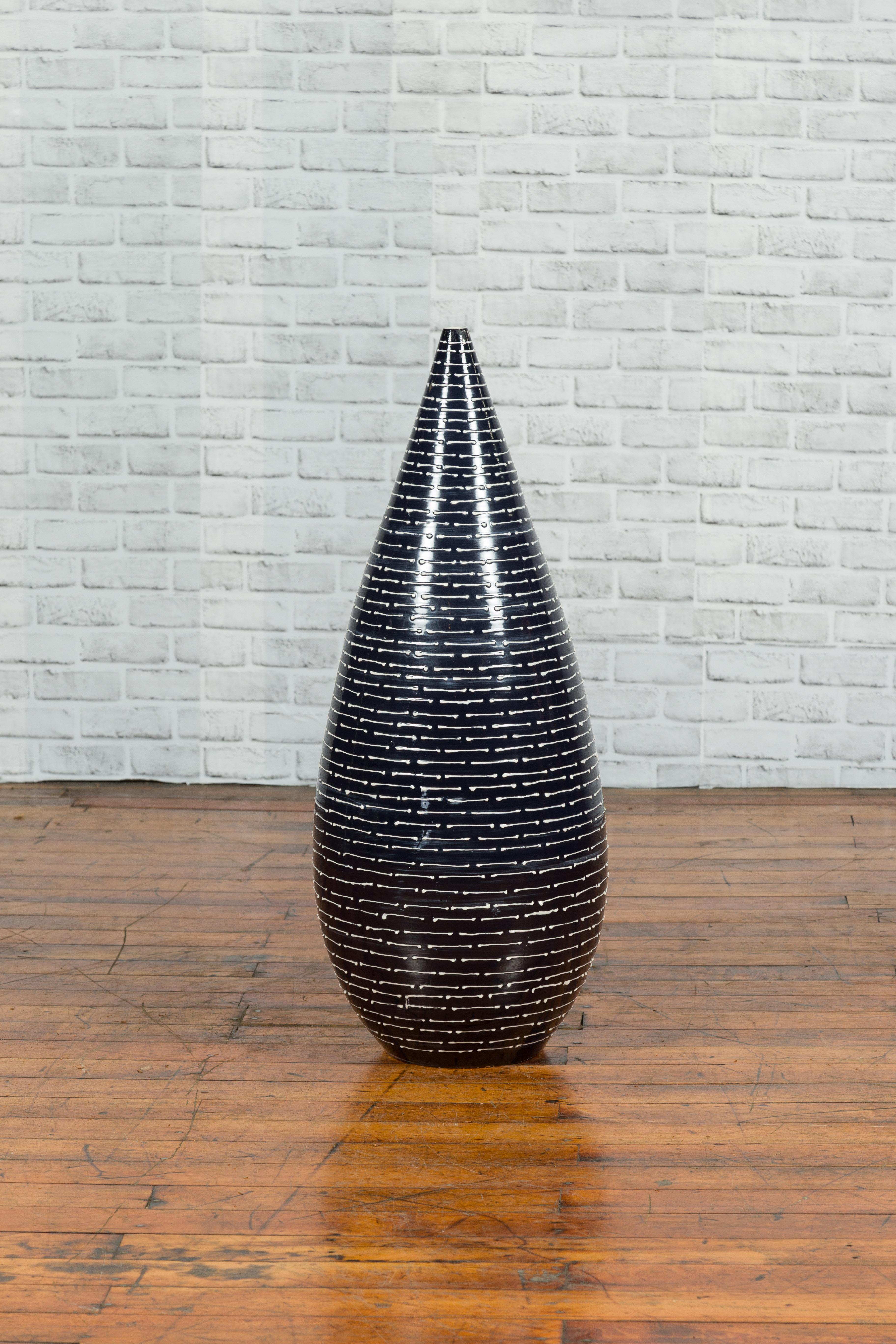 Thai Chiang Mai Contemporary Black and White Vase from the Prem Collection For Sale 1