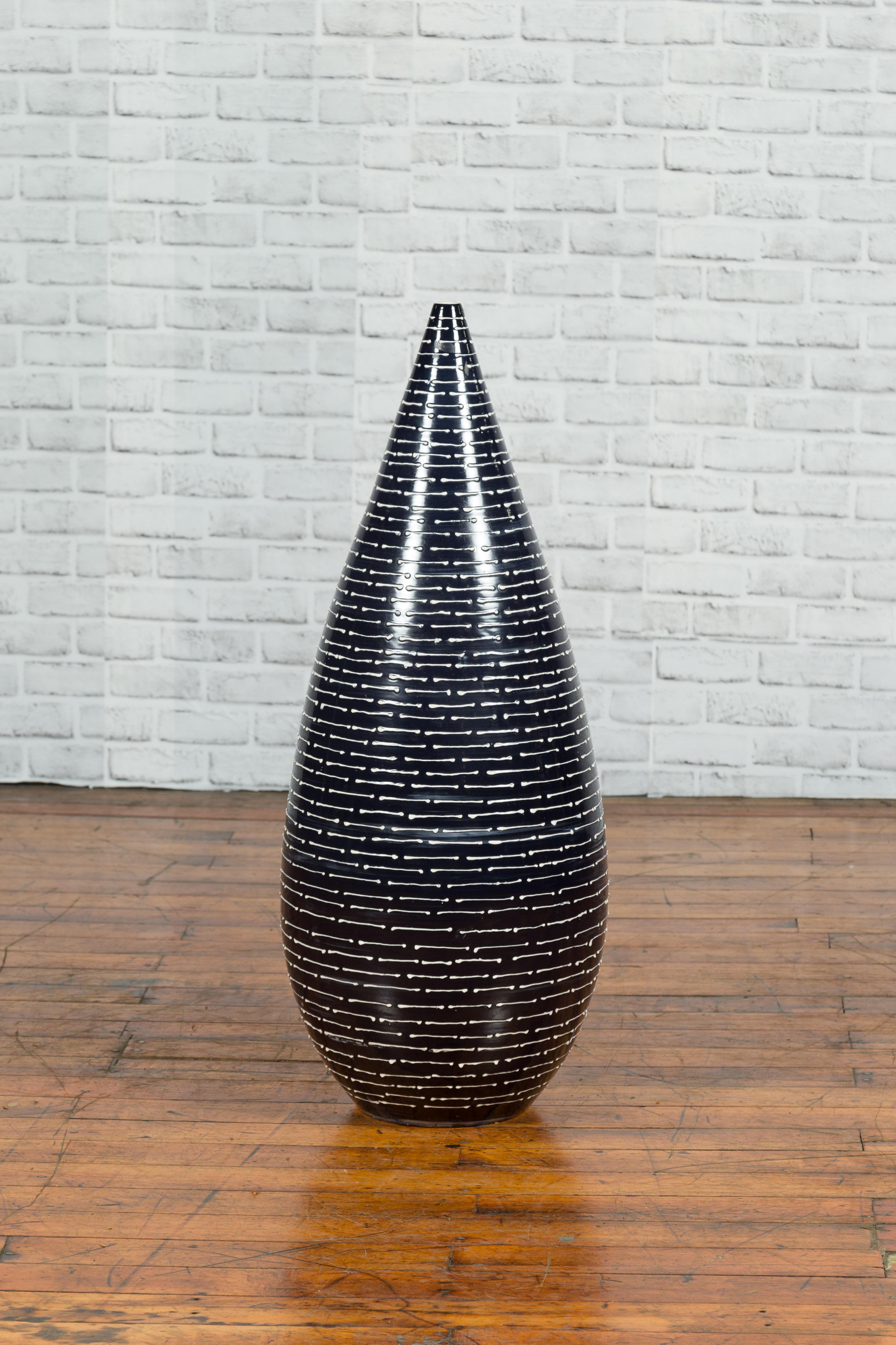 Thai Chiang Mai Contemporary Black and White Vase from the Prem Collection For Sale 4