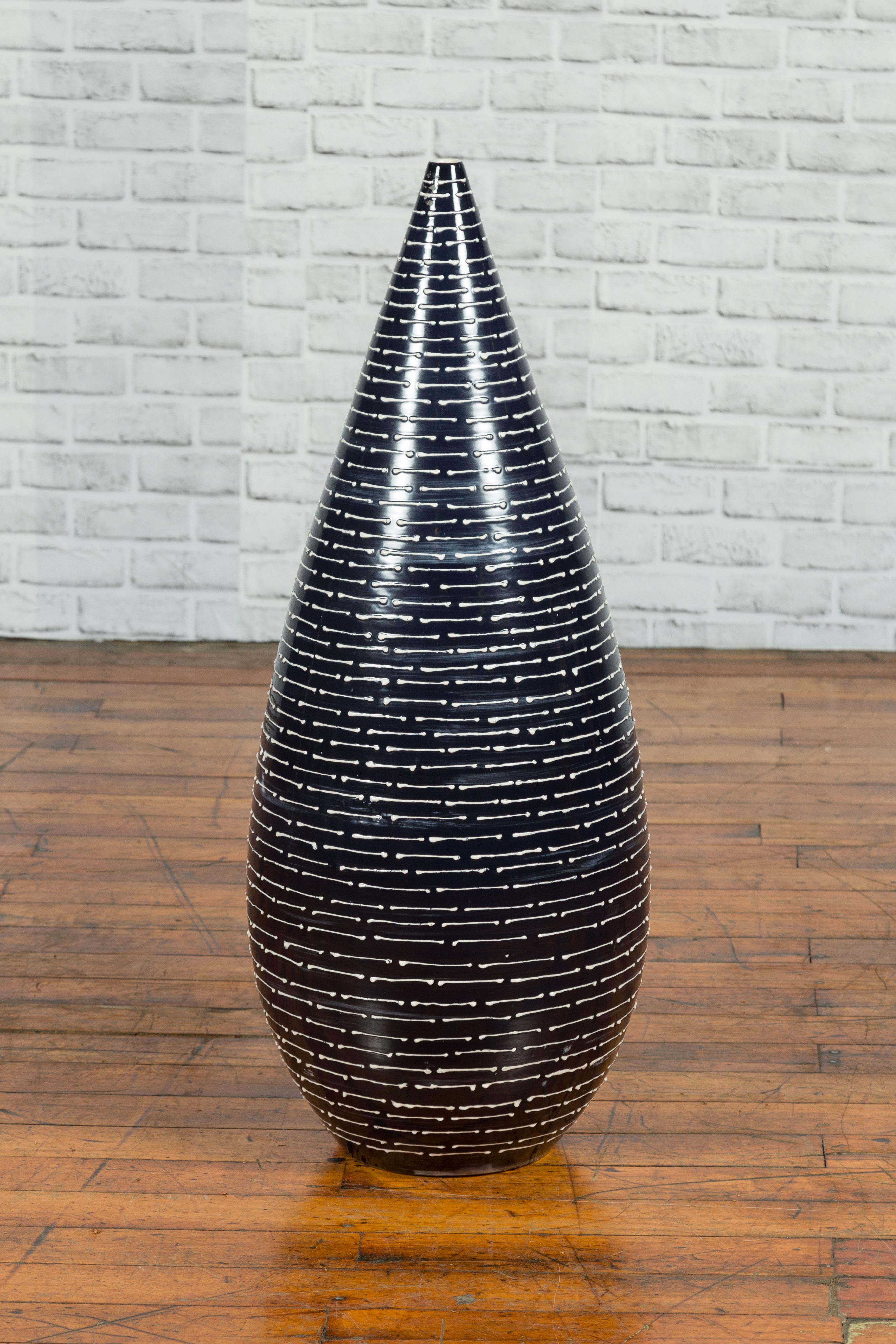 Thai Chiang Mai Contemporary Black and White Vase from the Prem Collection For Sale 5