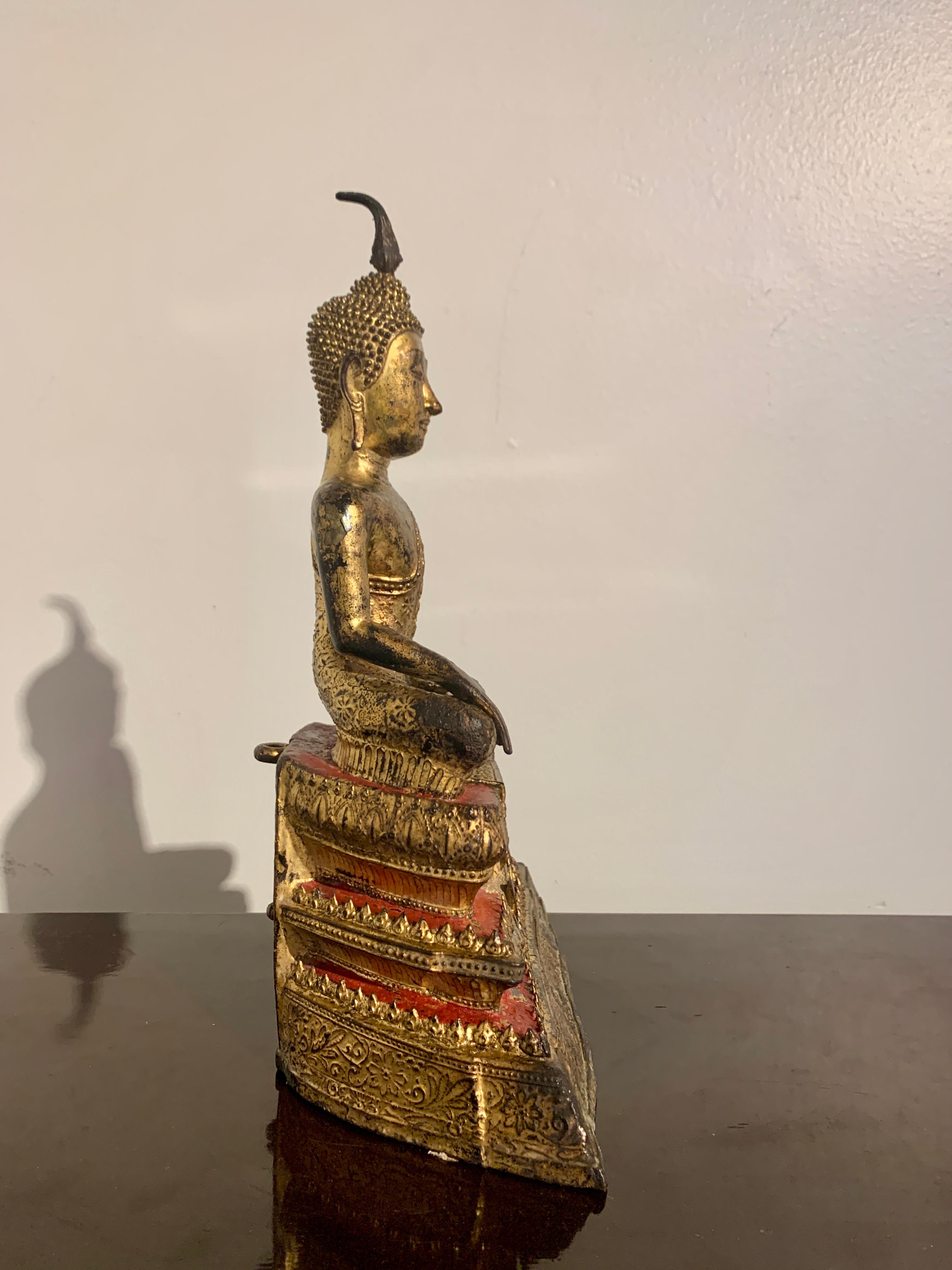 Thailändischer Buddha aus vergoldeter Bronze, Marvijaya, Rattanakosin-Periode, 19. Jahrhundert, Thailand (Gegossen) im Angebot
